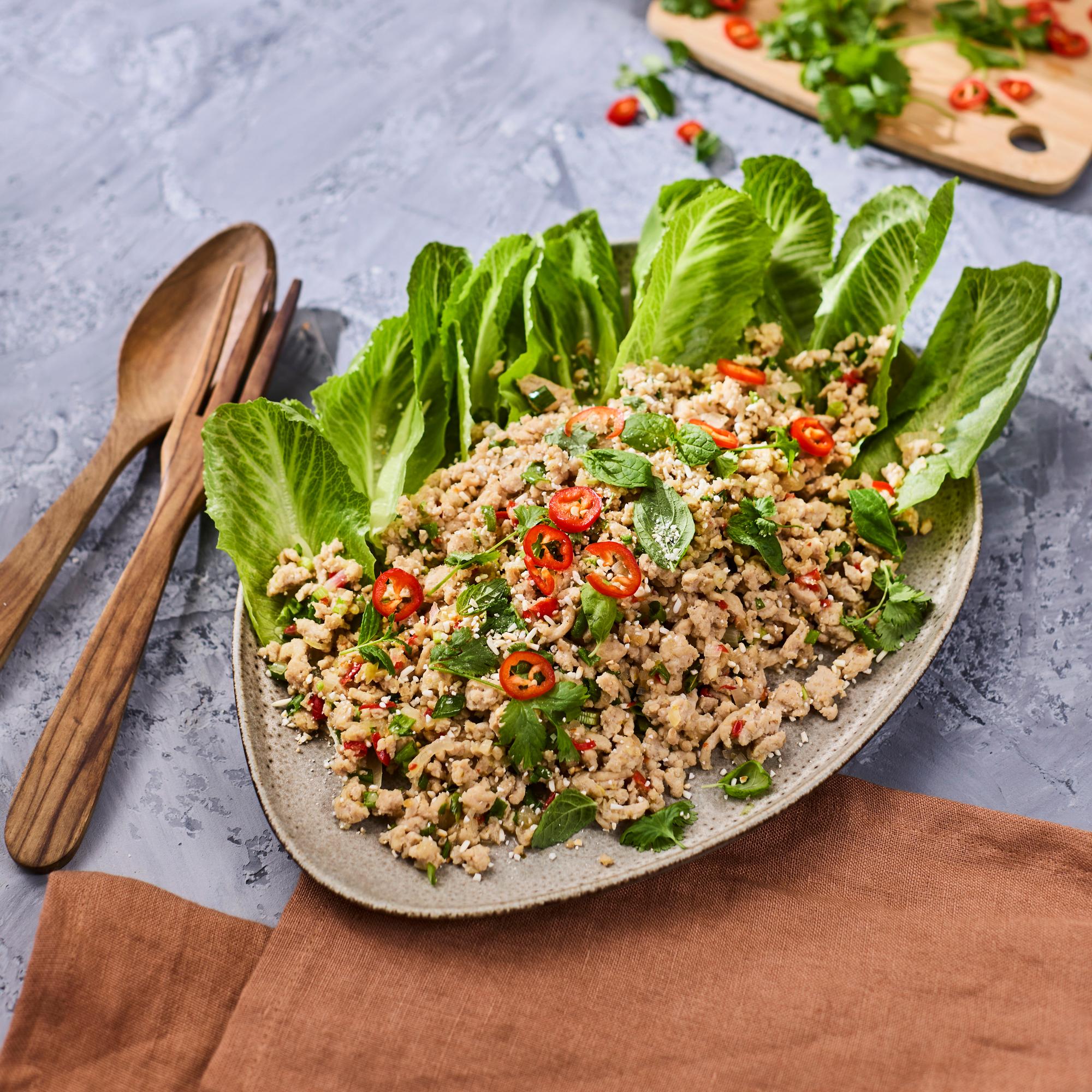 Thaimaalaisen kanasalaatin eli larb gai -salaatin juju on riisistä paahdettu ripote 