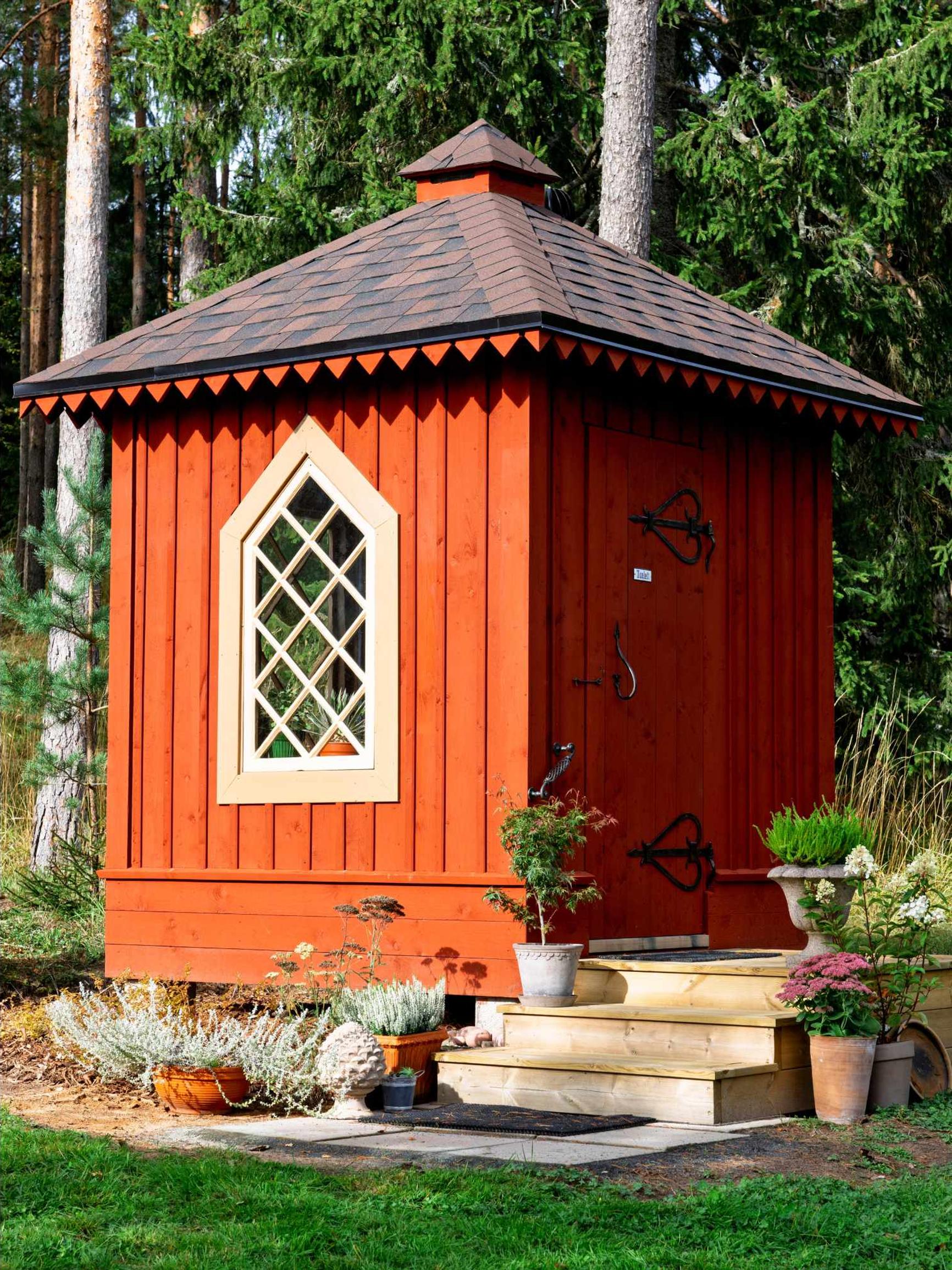 Huussi kuin huvila! ”Emme halunneet mitään lautakyhäelmää”