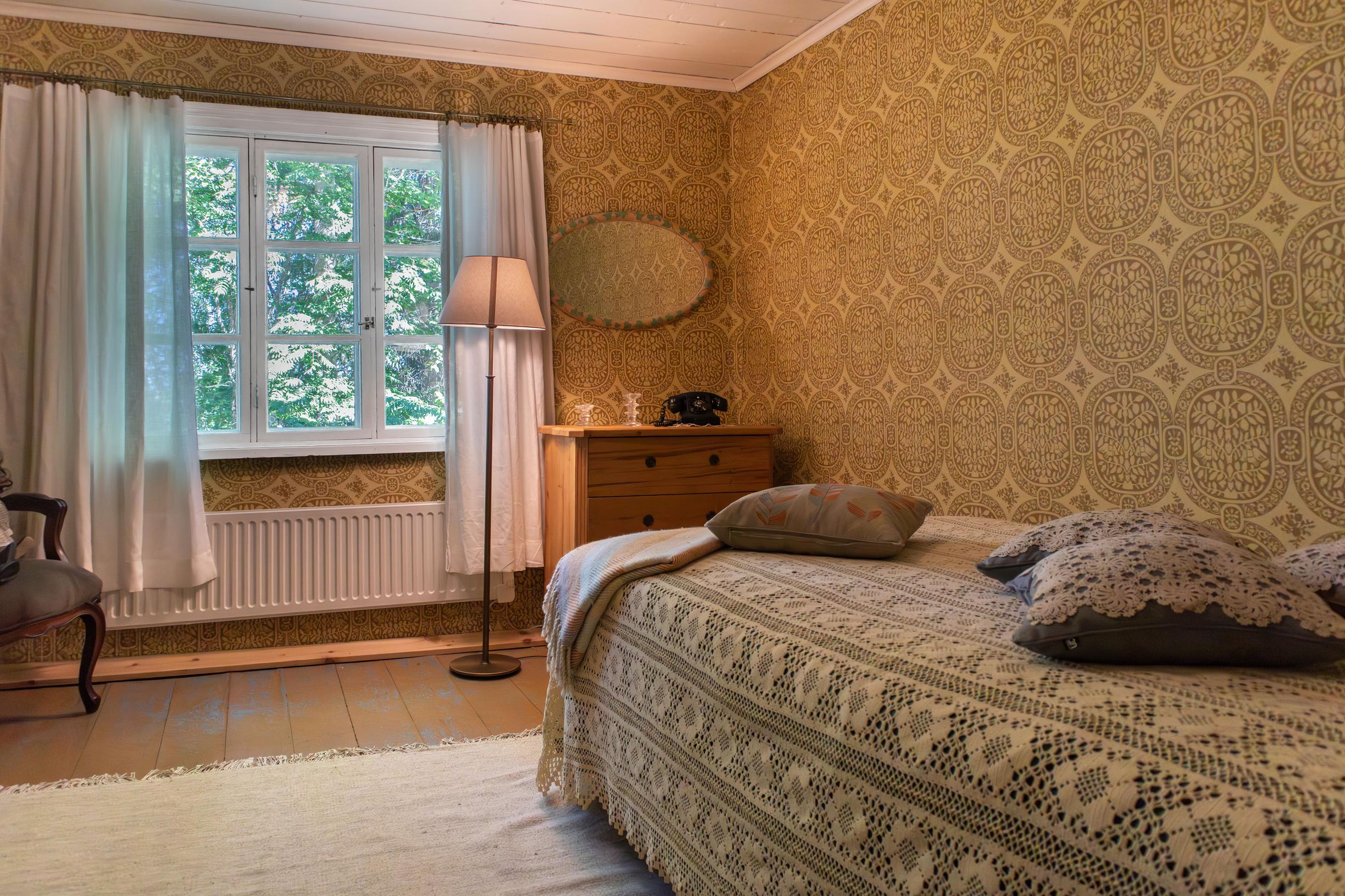 Suomen kaunein koti 2025 -ohjelman voittajakodin tapetoitu kamari