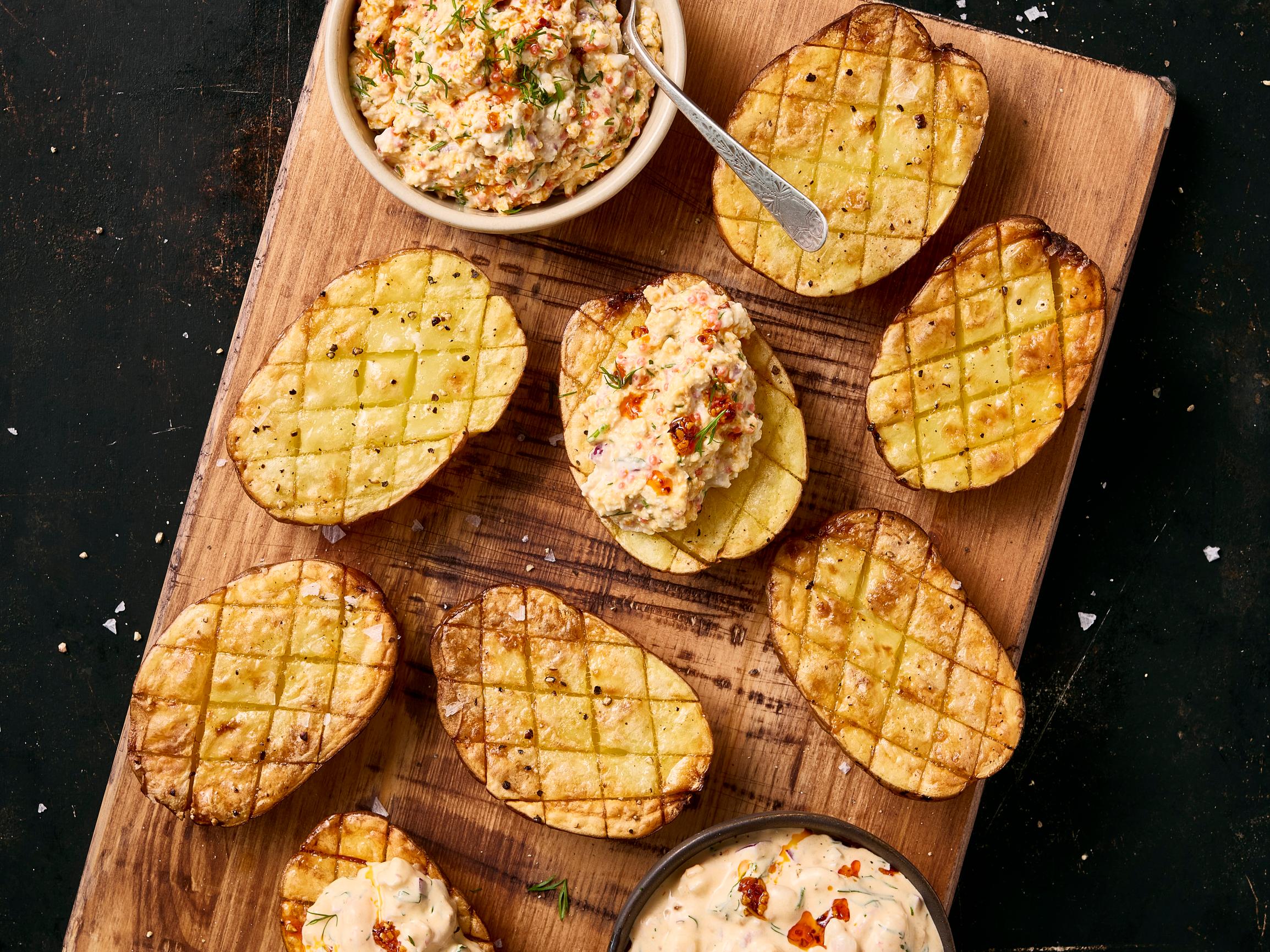 Halkaistu uuniperuna – puolen tunnin uuniperunat ovat ratkaisu äkilliseen uuniperunan himoon