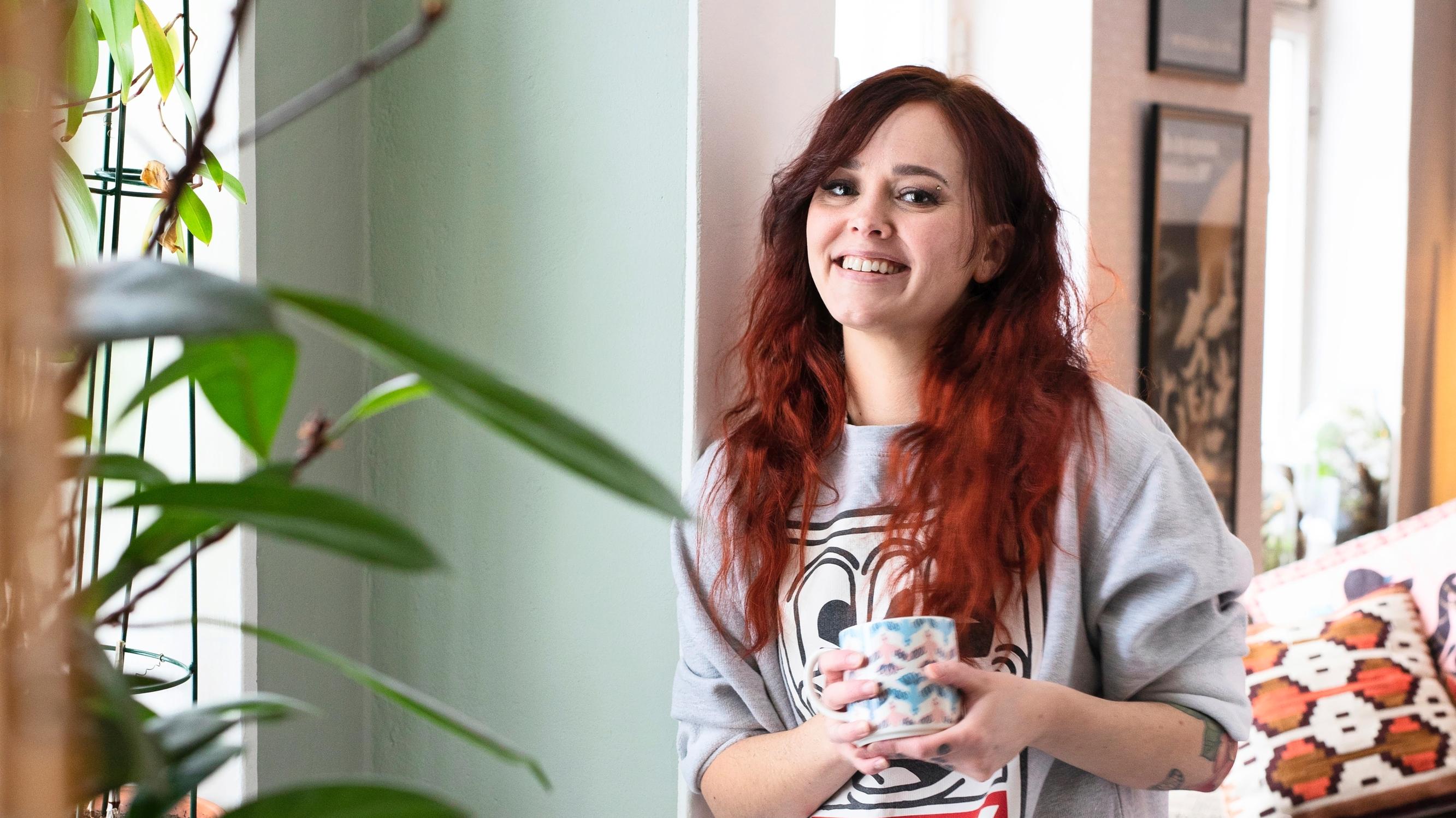 Kuvittaja Jenna Kunnas voi työskennellä tunteja ilman, että ajatus lähtee harhailemaan: ”Piirtäminen auttaa käsittelemään tunteita”