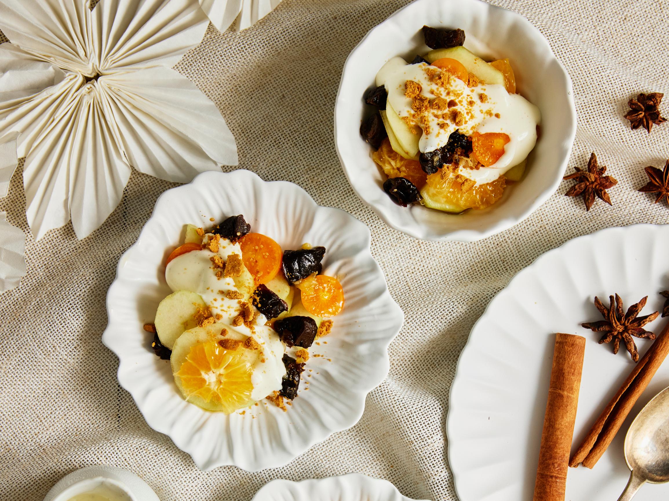 Marinoidut jouluhedelmät ja kanelinen rahkavaahto on juhlapyhien raikkain jälkkäri