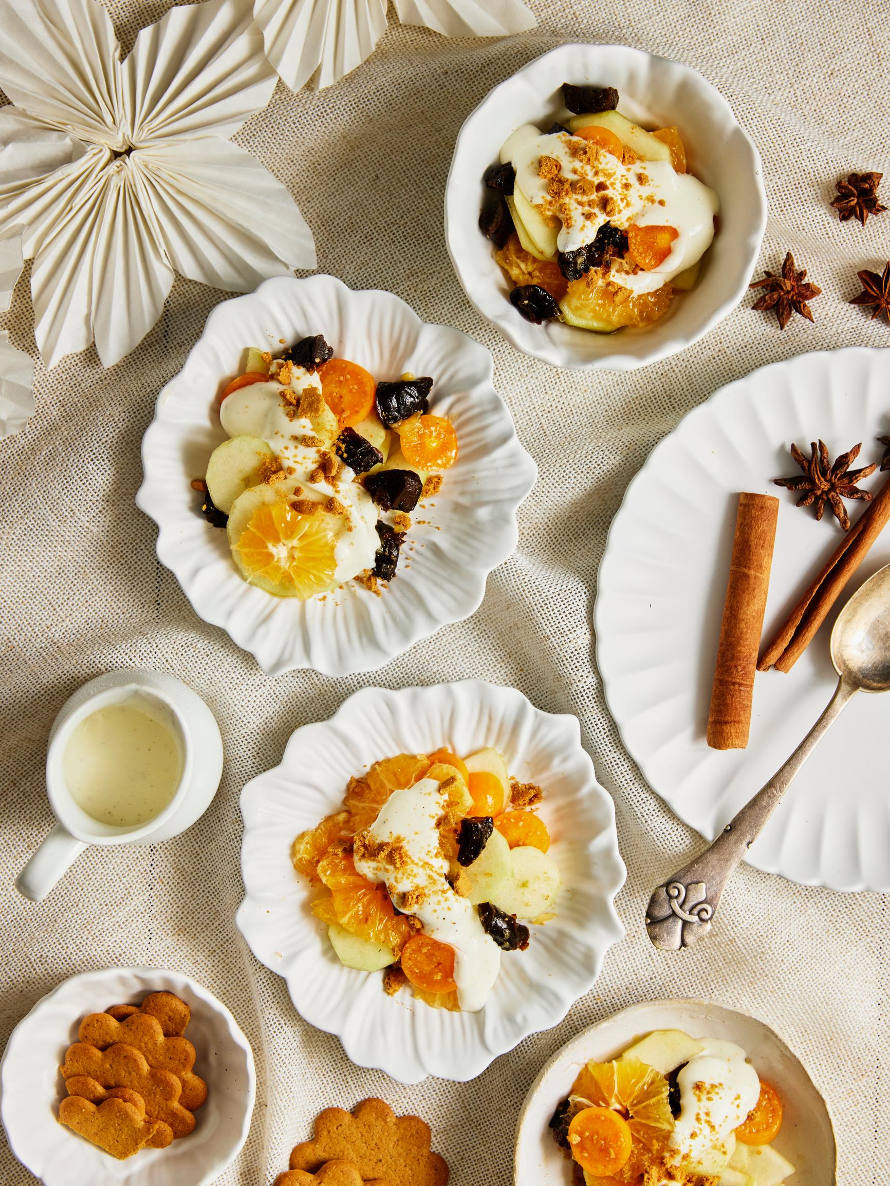 Marinoidut jouluhedelmät ja kanelinen rahkavaahto on juhlapyhien raikkain jälkkäri