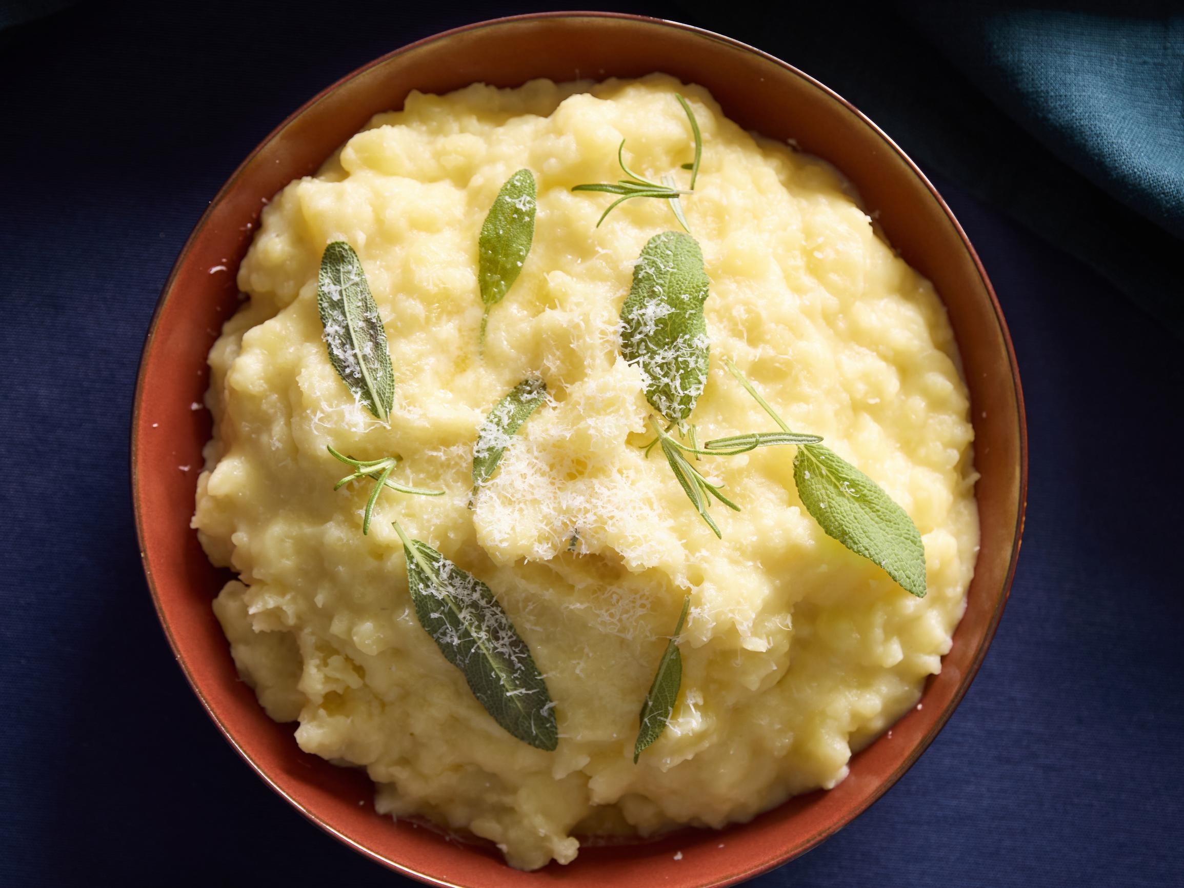 Perunapyree – pikkaisen parempi muusi saa upean maun yrteistä, sipulista ja pecorinosta