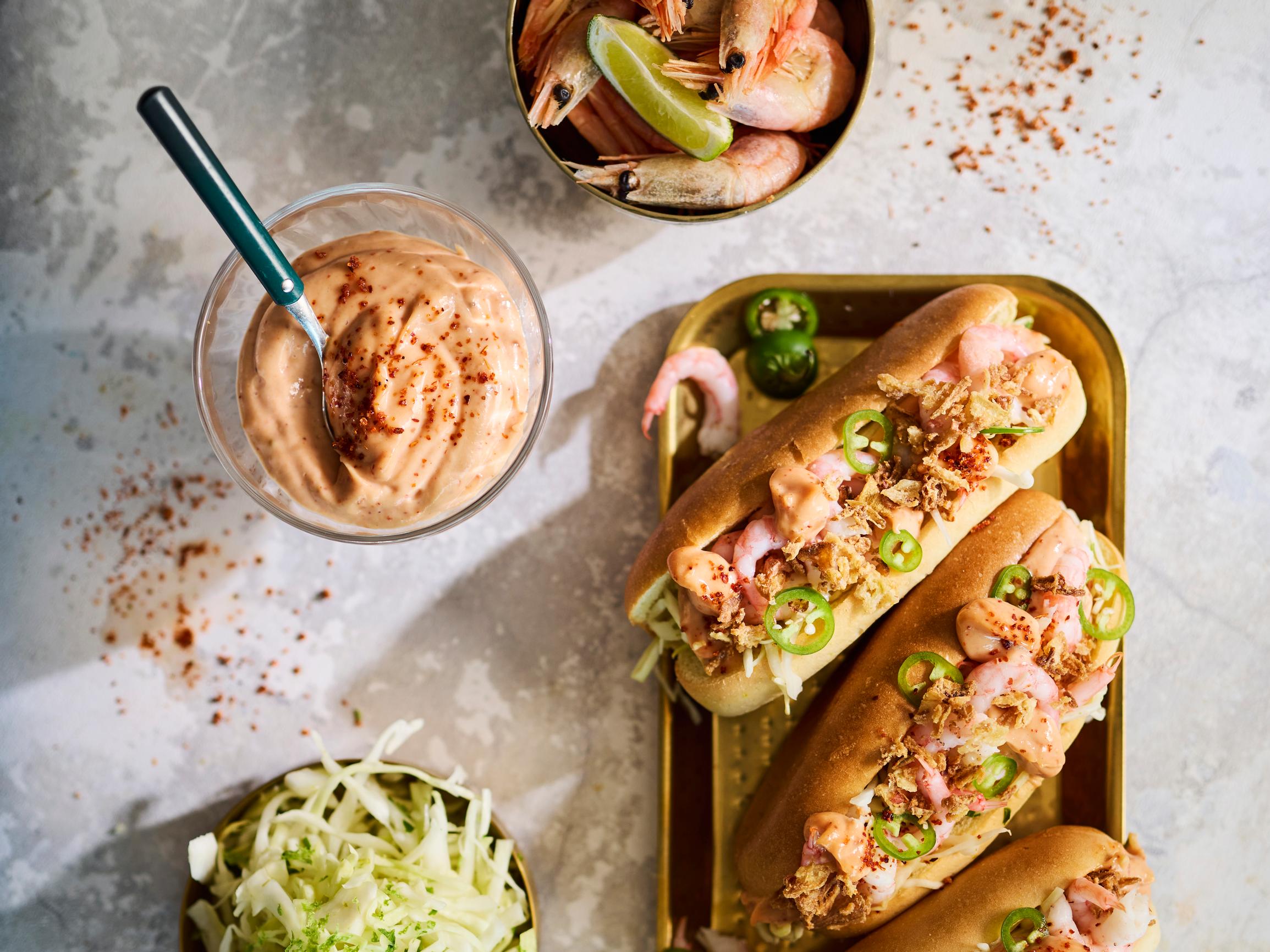 Katkarapuhodarit – rentojen juhlien herkkuruoka tarjotaan kekseliäiden tilpehöörien kera