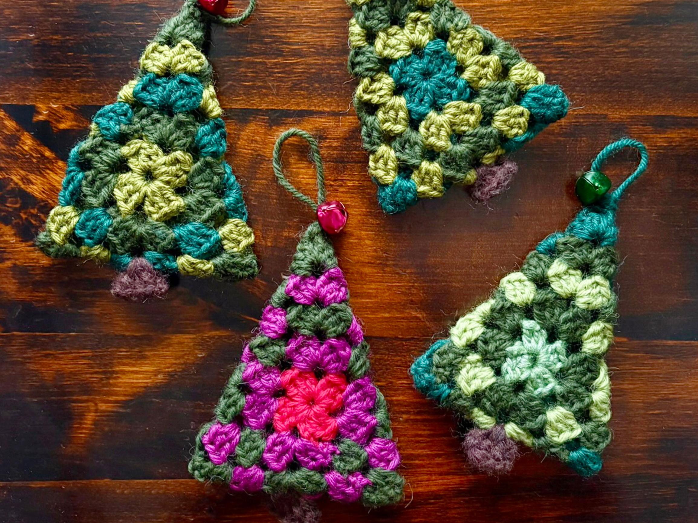 Isoäidinneliökuusi syntyy yhdestä palasta – katso ohje ja tee helpot virkatut koristeet