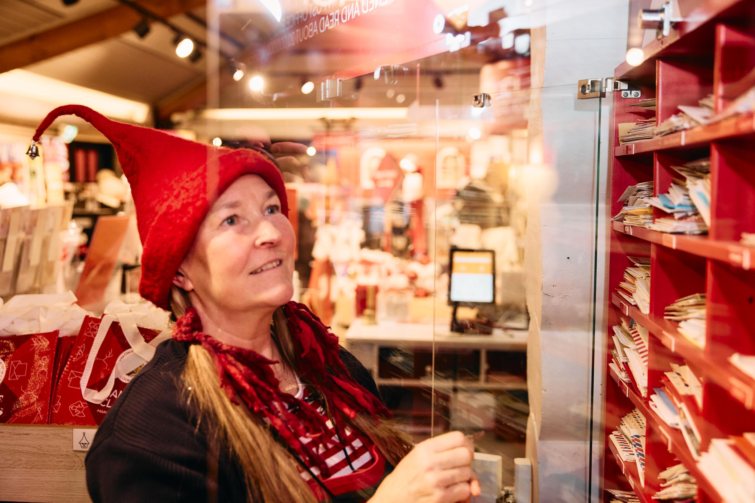 Joulupukin Pajakylä: tonttu Joulupukin Pääpostissa