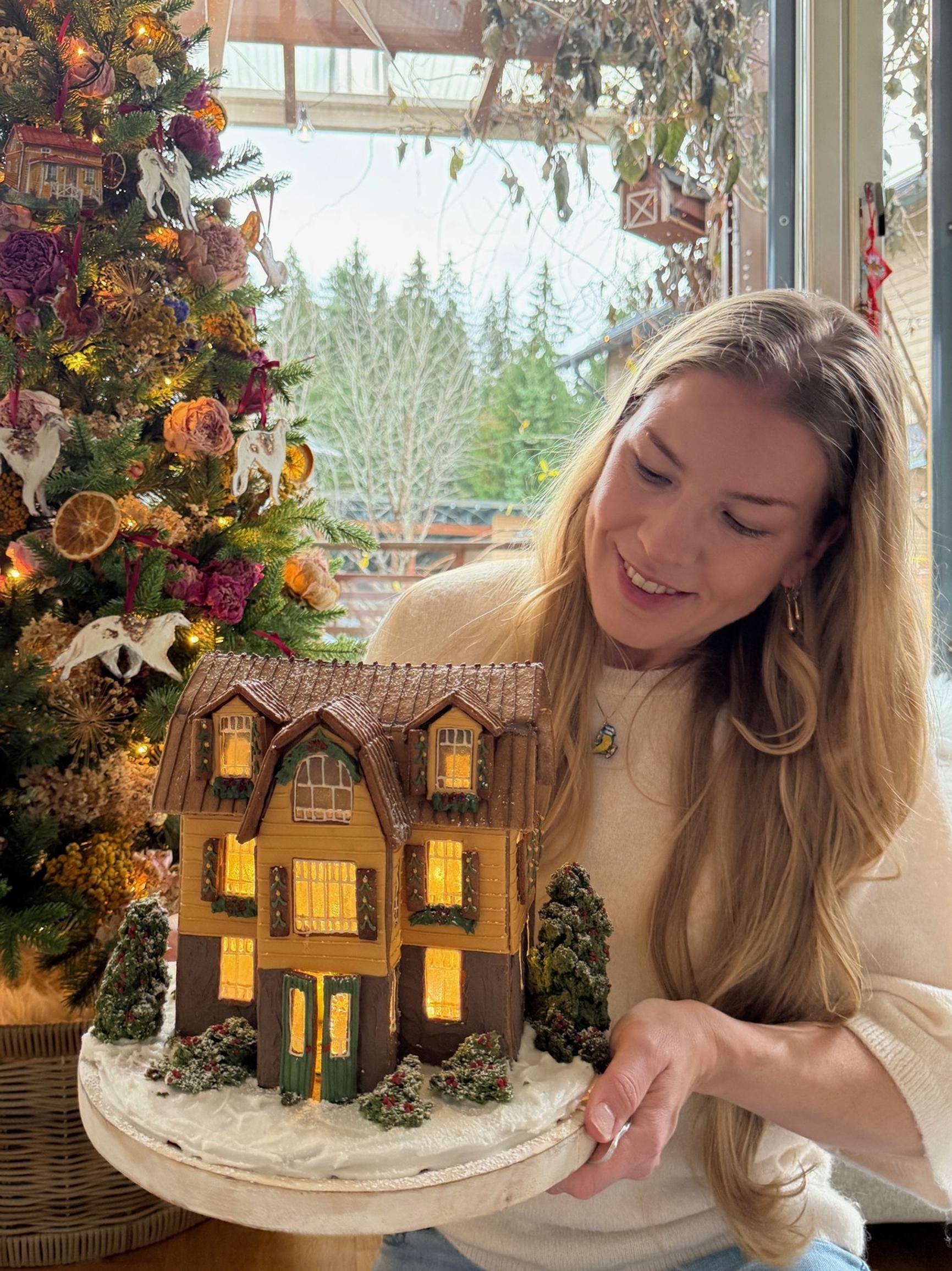 Riikka Huttusen piparkakkuteos "Mansardimetsän kartano"