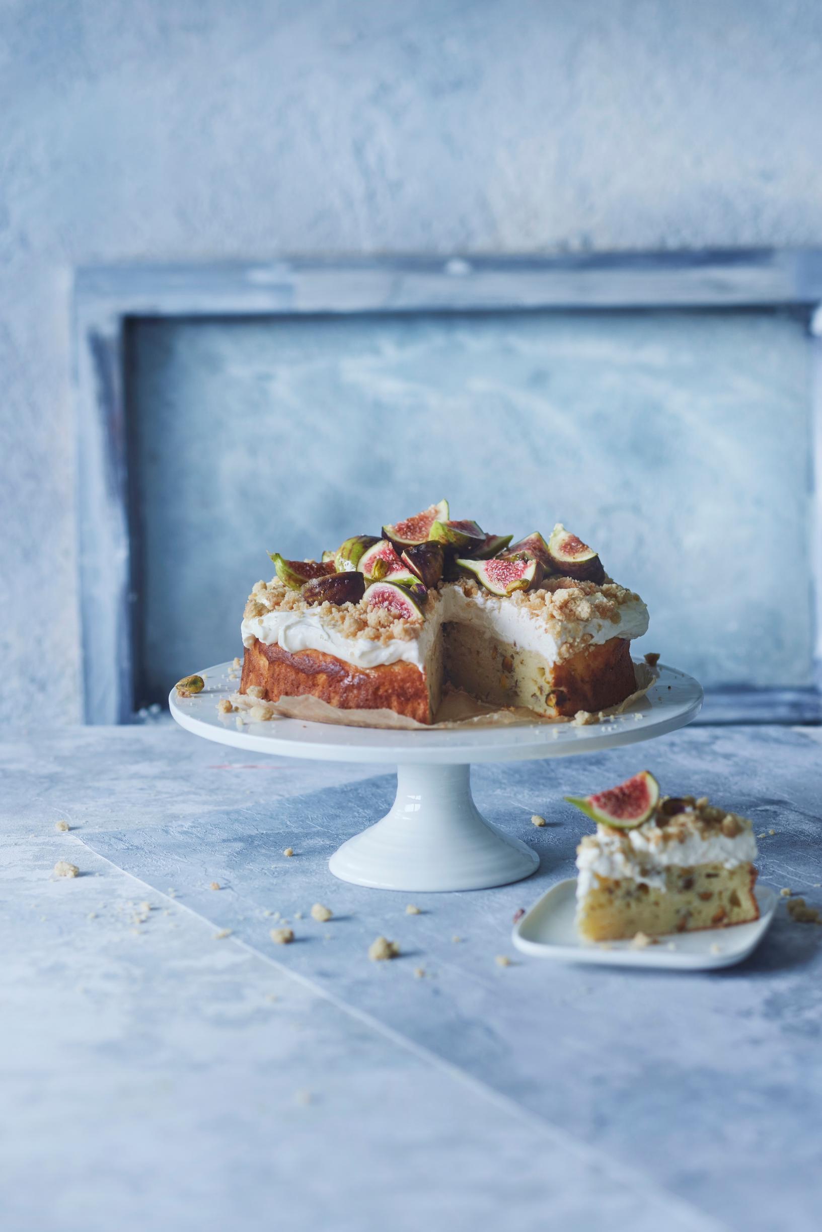 Limoncello-pistaasikakku on pelkkää parhautta: ricottaa, sitruunaa, pistaasia, mascarponea ja limoncello-viikunoita – saattaa olla, ettei yksi pala riitä!