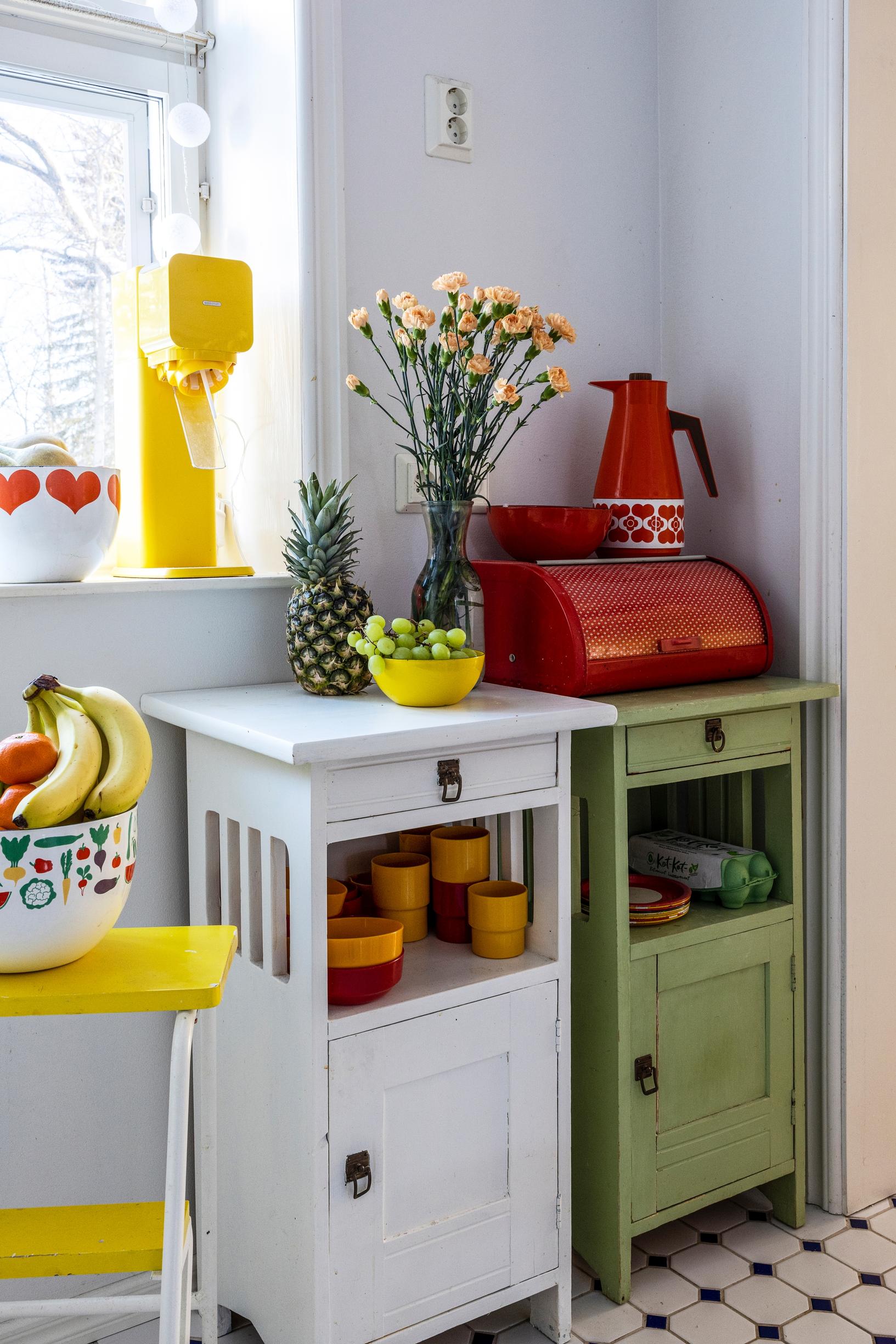 Kaksi pesukomuuttia keittiössä.