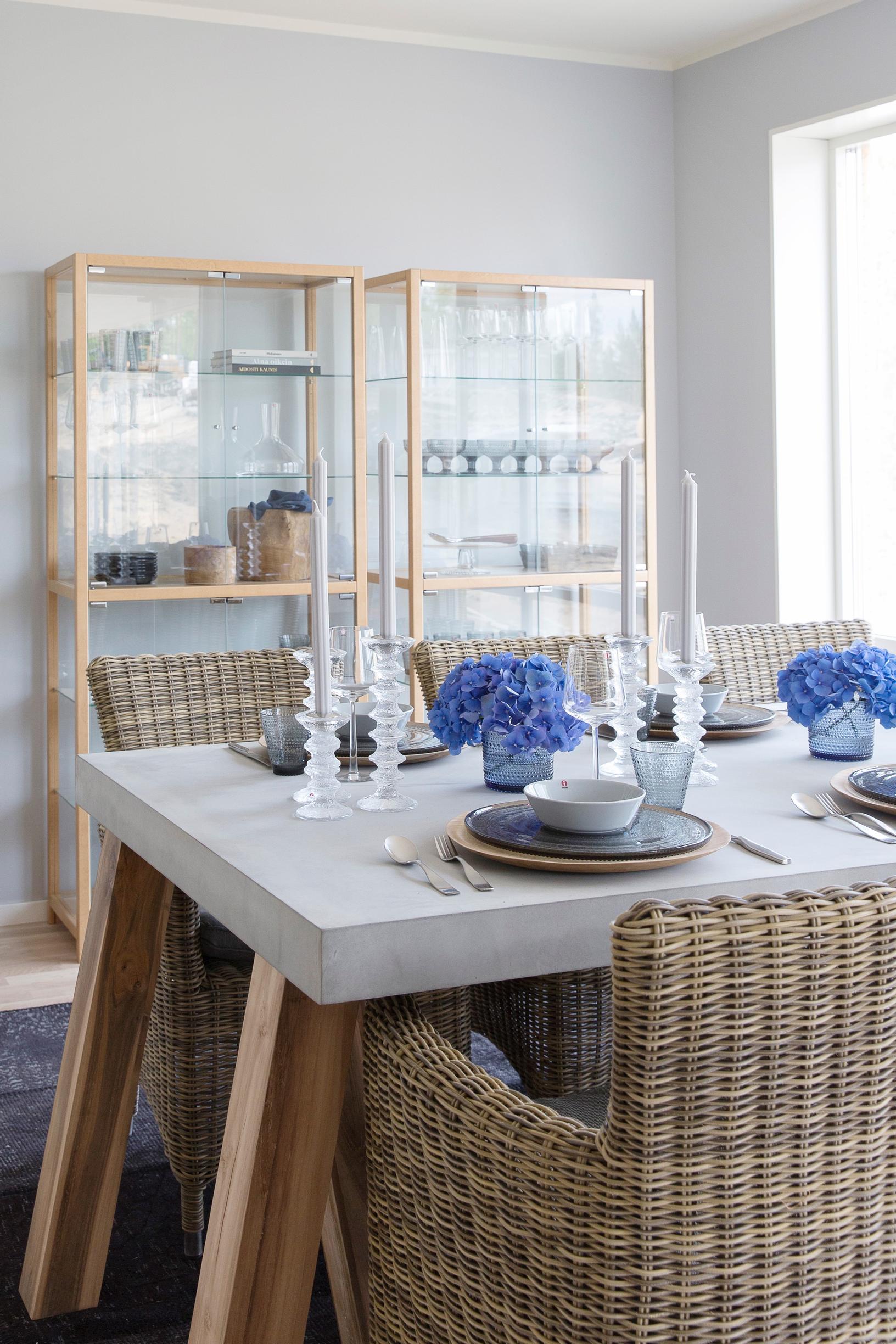 Lasiset, korkeat  Festivo-kynttilänjalat lisäävät kattauksen juhlavuutta.