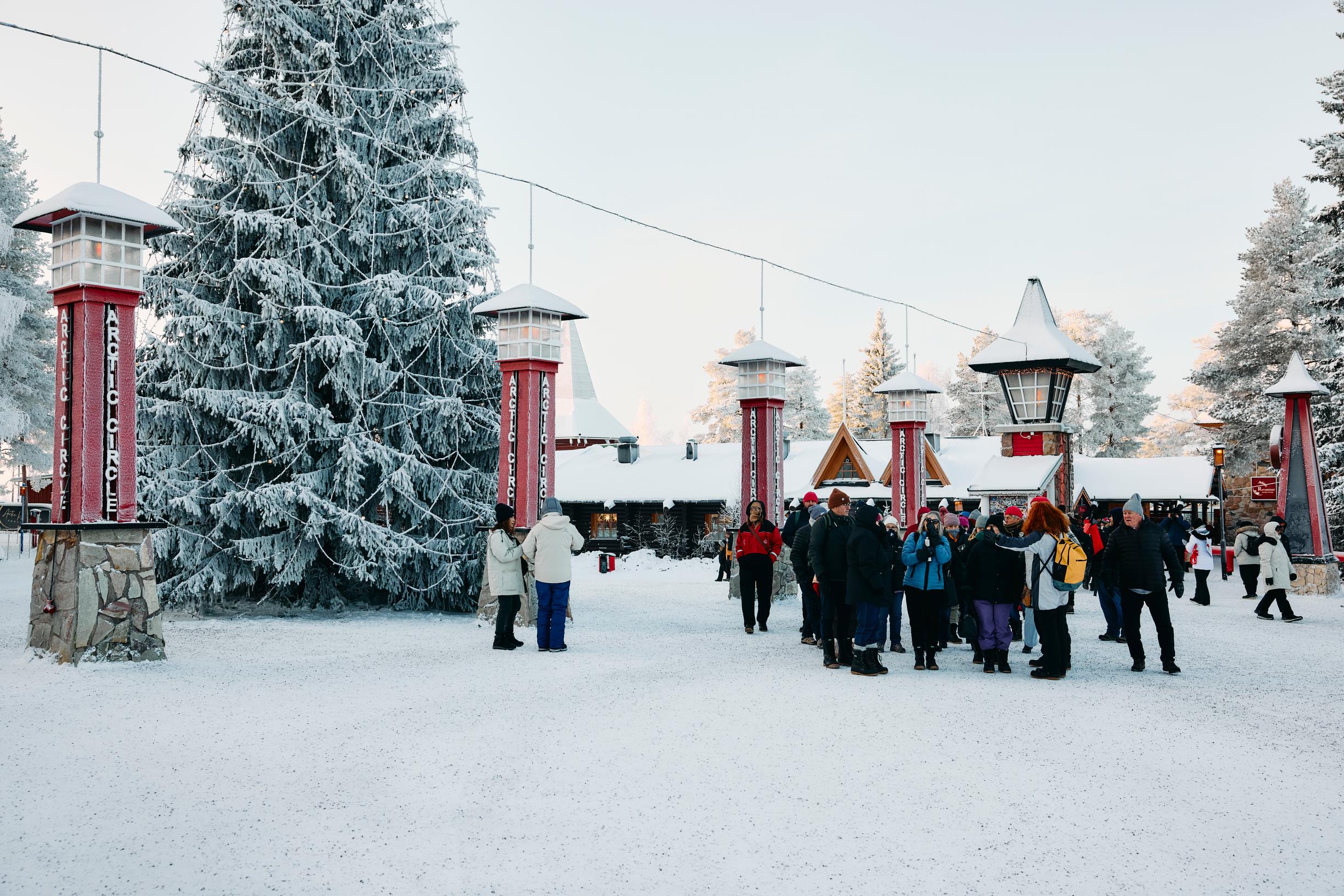 Joulupukin Pajakylä: turisteja keskusaukiolla.