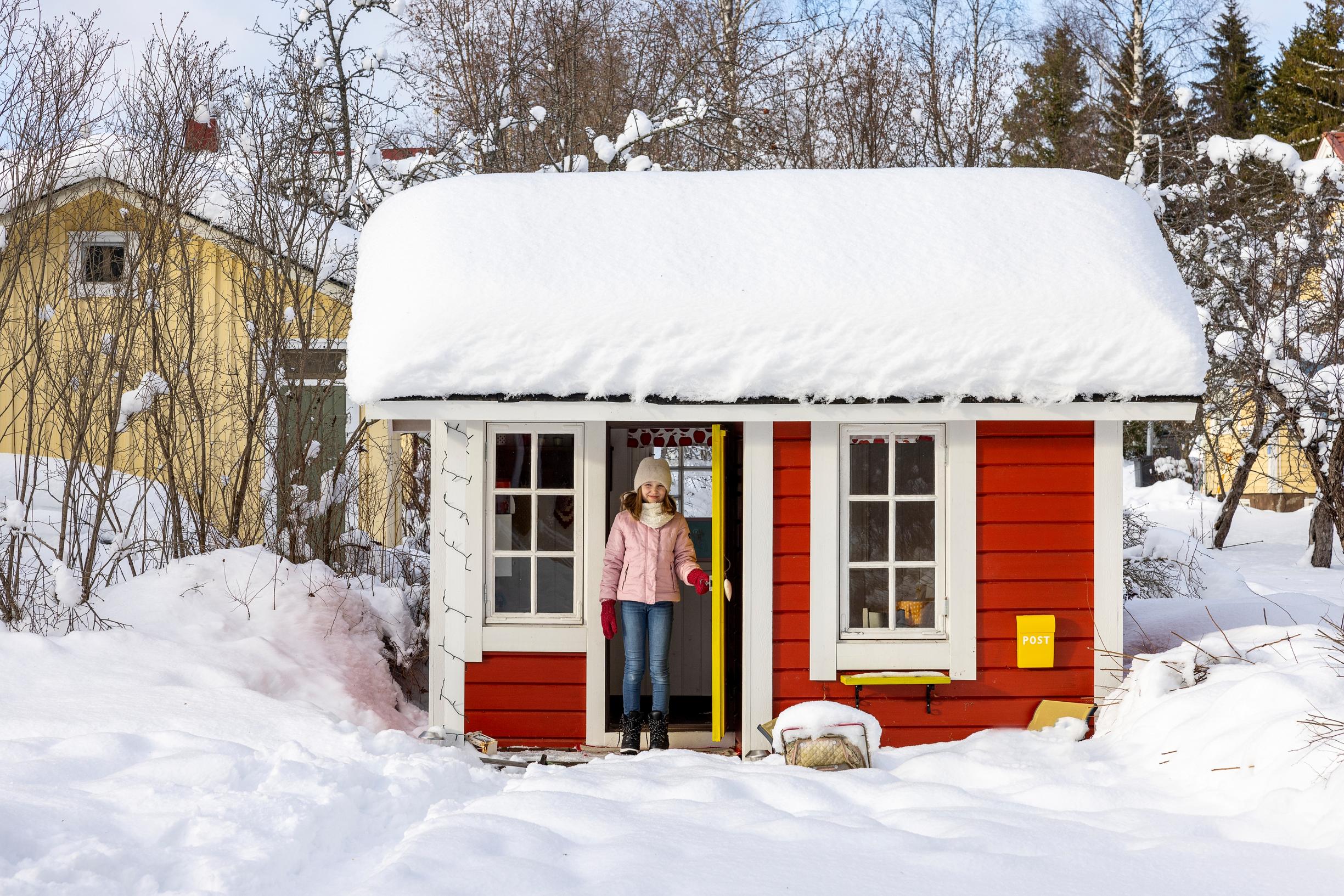 Siiri Luomaranta leikkimökin edessä.