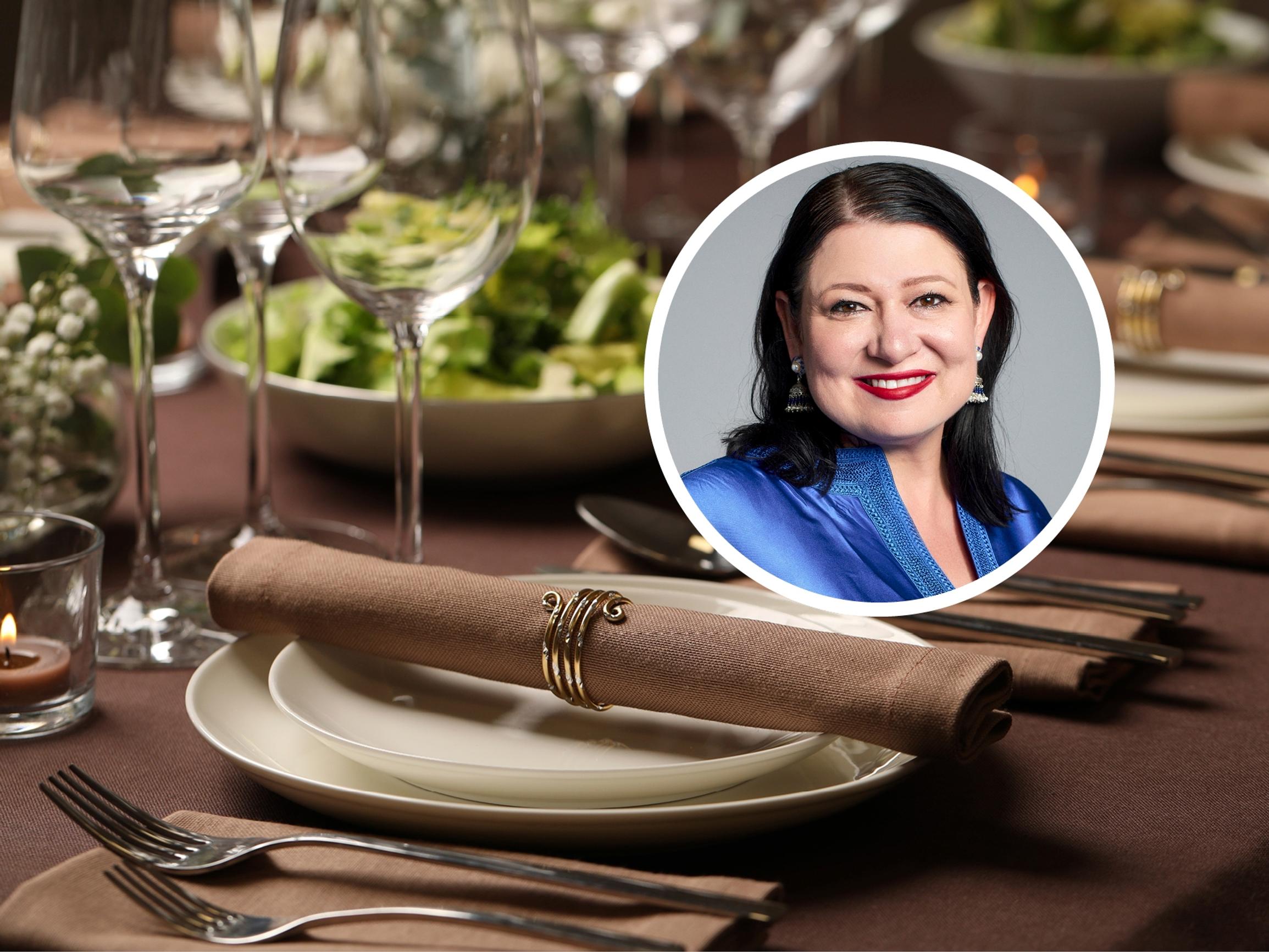 Saako ravintolassa syödä lippis päässä – entä voiko pöydässä somettaa? Tapaseuran puheenjohtaja pohtii, osaammeko käyttäytyä ravintolassa