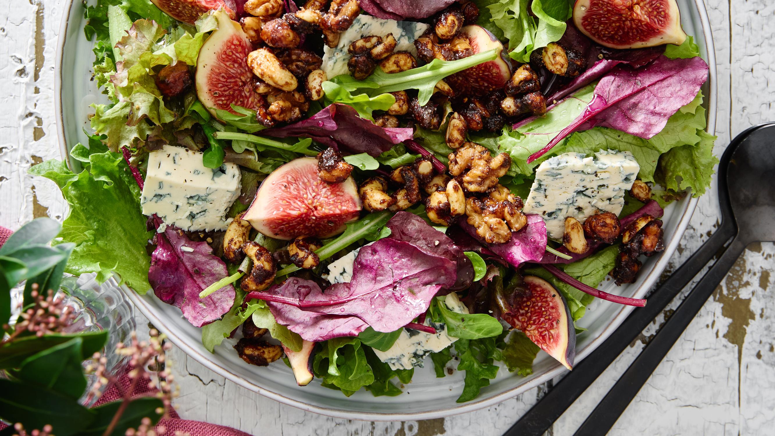 Pikkujoulusalaatti – piparkakun ja sinihomejuuston yhdistelmä maistuu ihanalta salaatissa