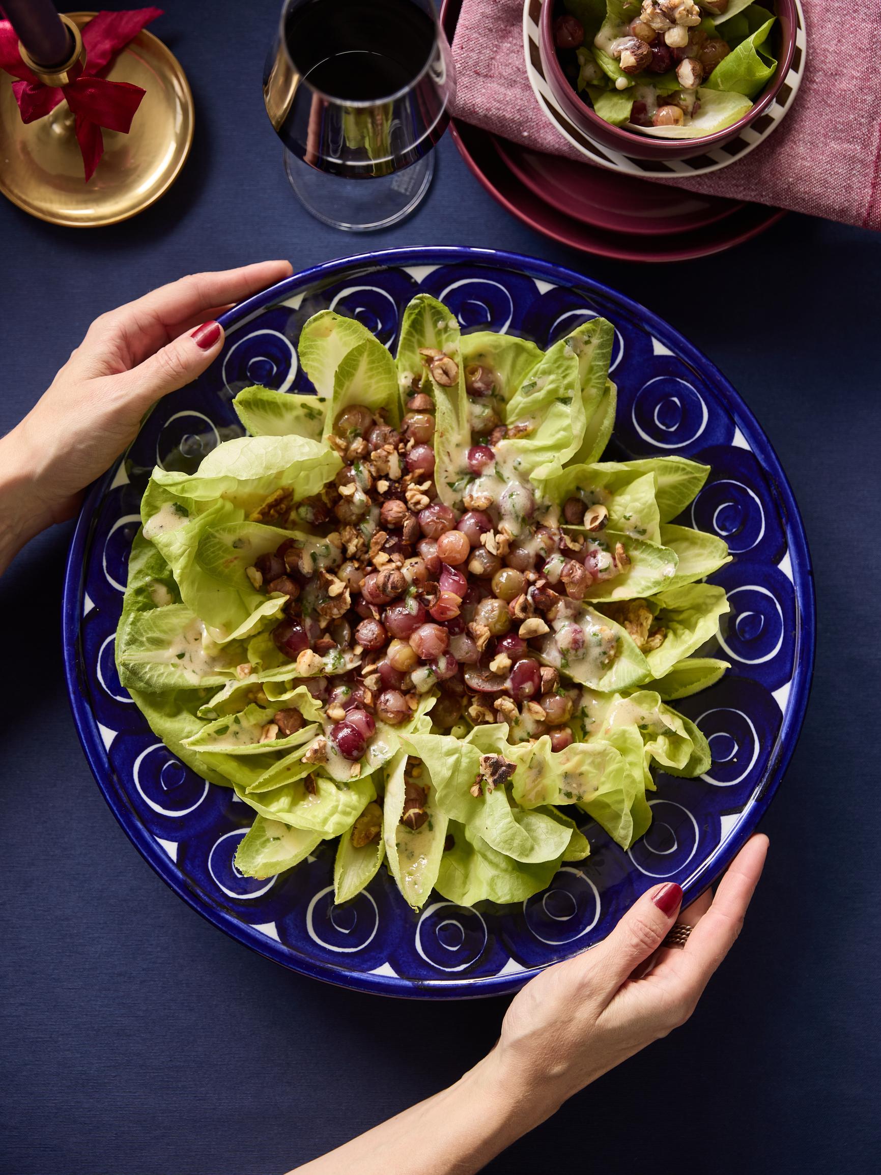 Rapea talvisalaatti lämpimillä viinirypäleillä ja paahdetuilla pähkinöillä toimii aina
