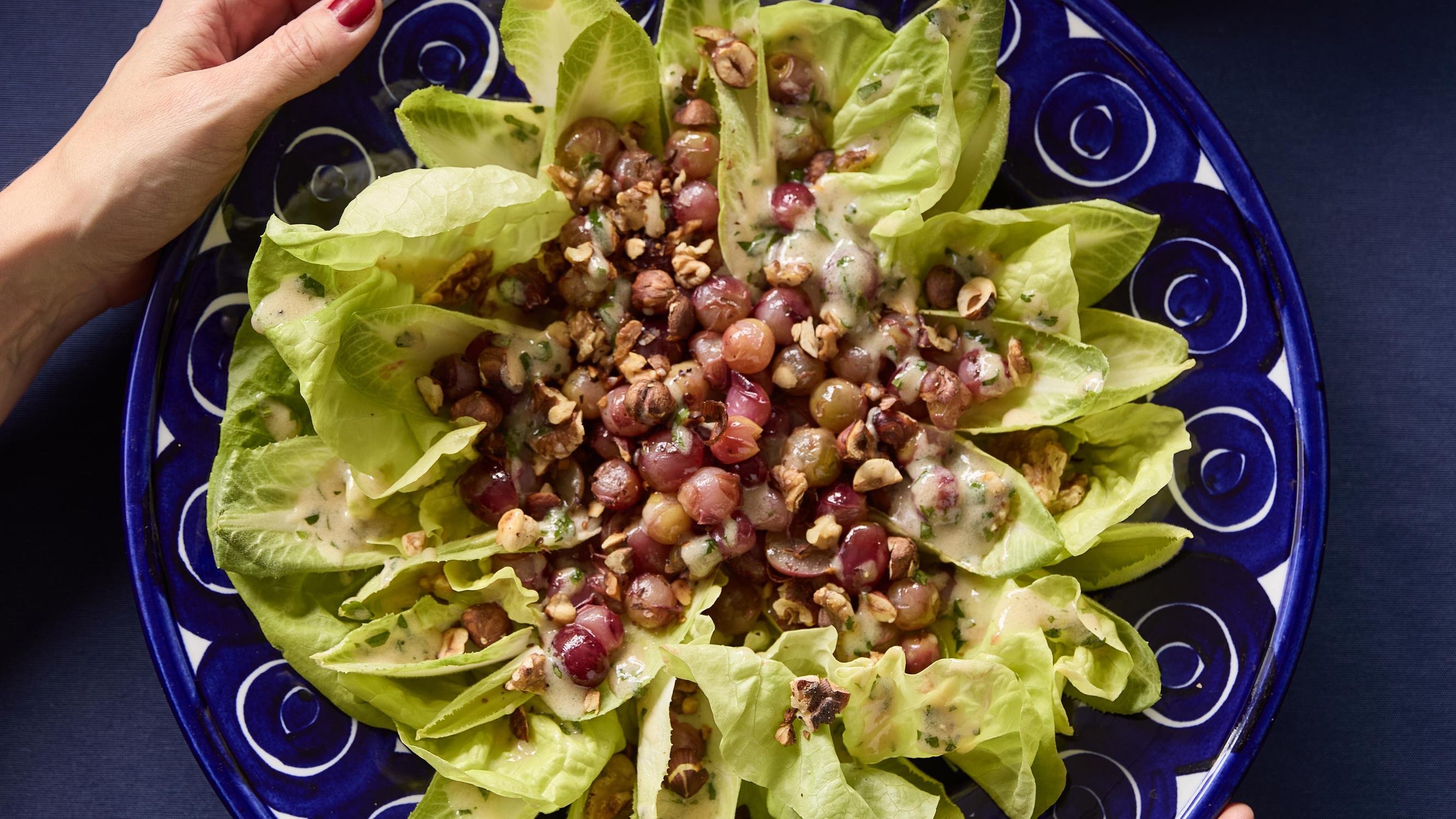 Rapea talvisalaatti lämpimillä viinirypäleillä ja paahdetuilla pähkinöillä toimii aina