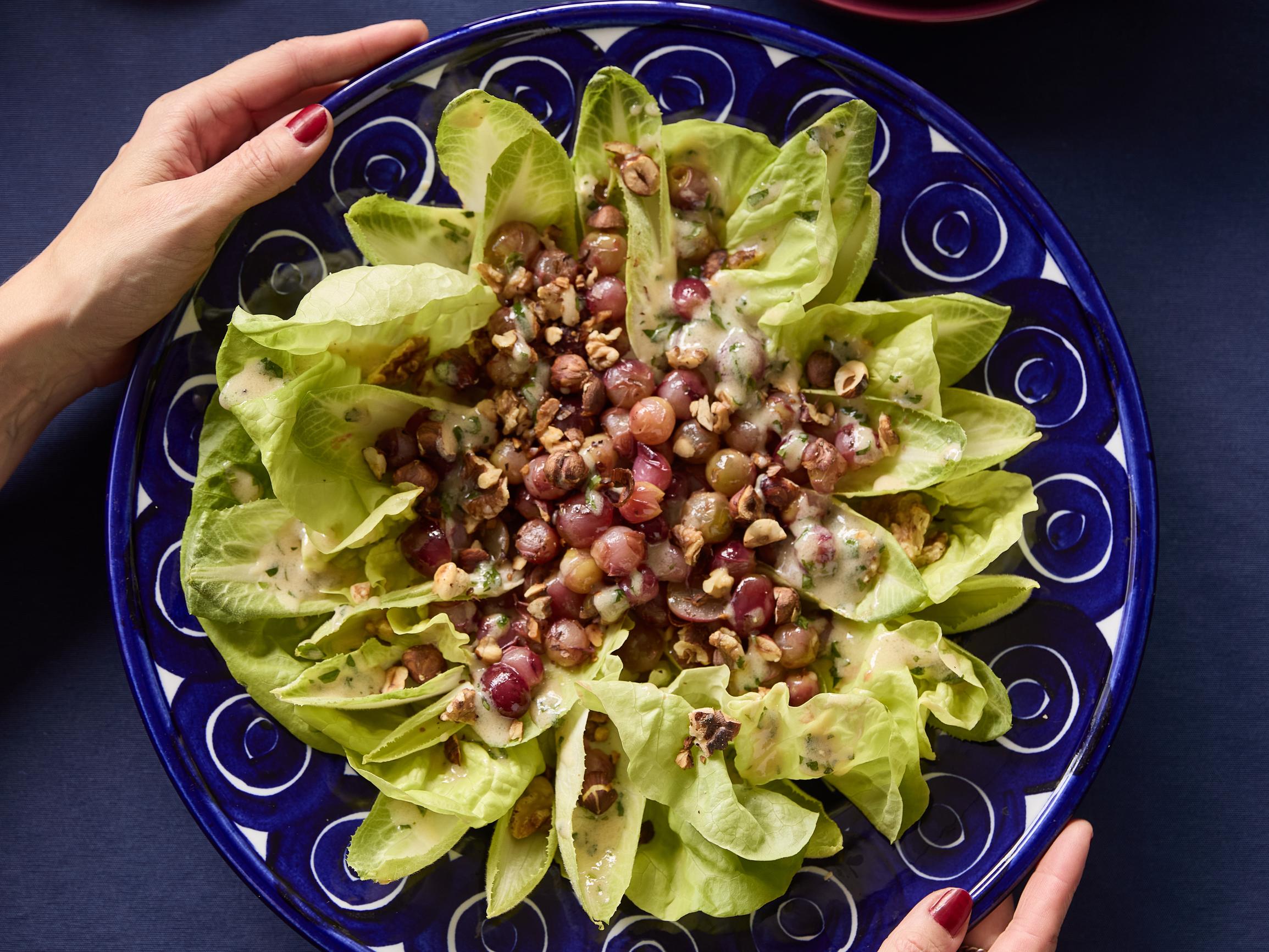 Rapea talvisalaatti lämpimillä viinirypäleillä ja paahdetuilla pähkinöillä toimii aina