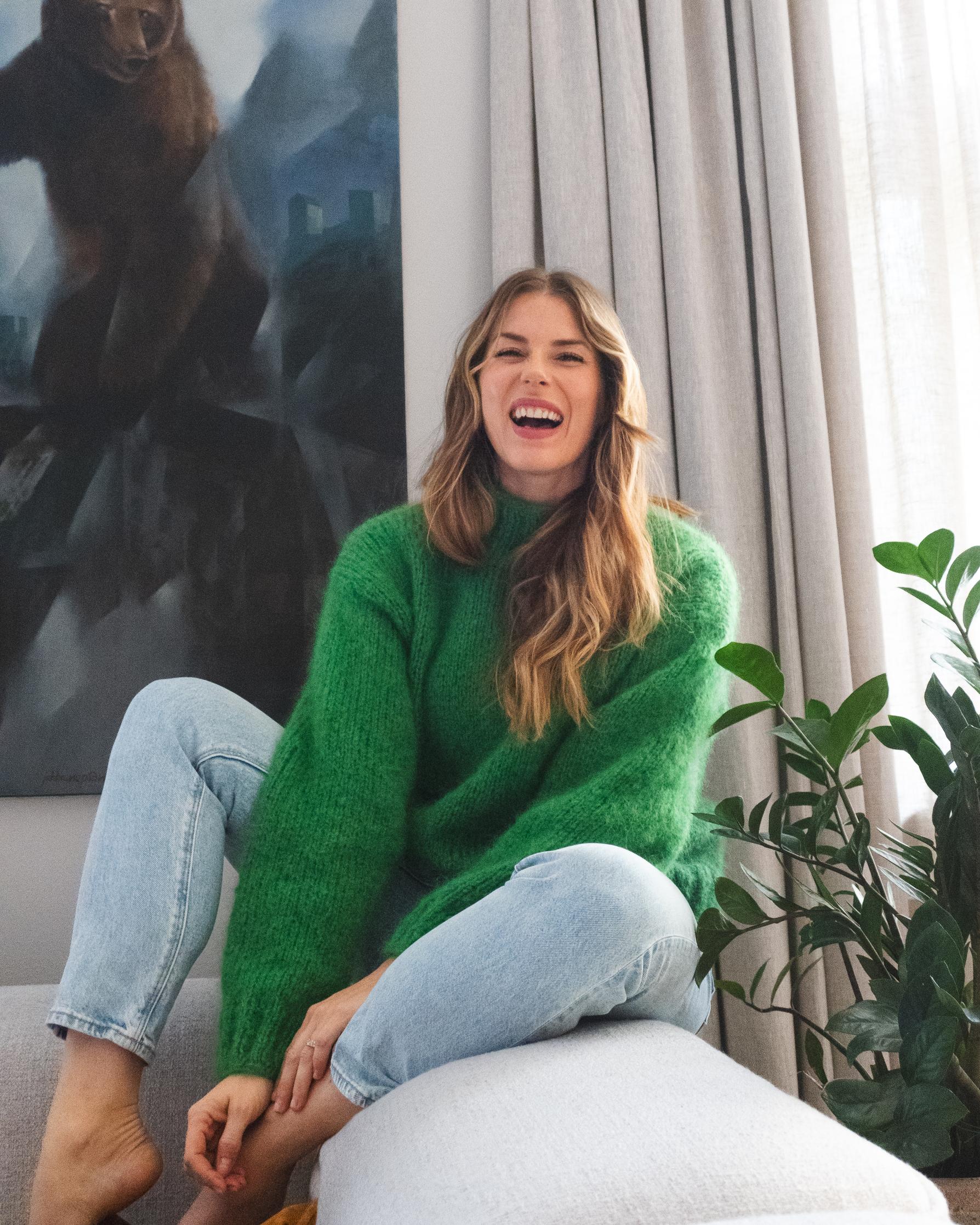 Marita Paasonen itse neulomassaan puserossa.