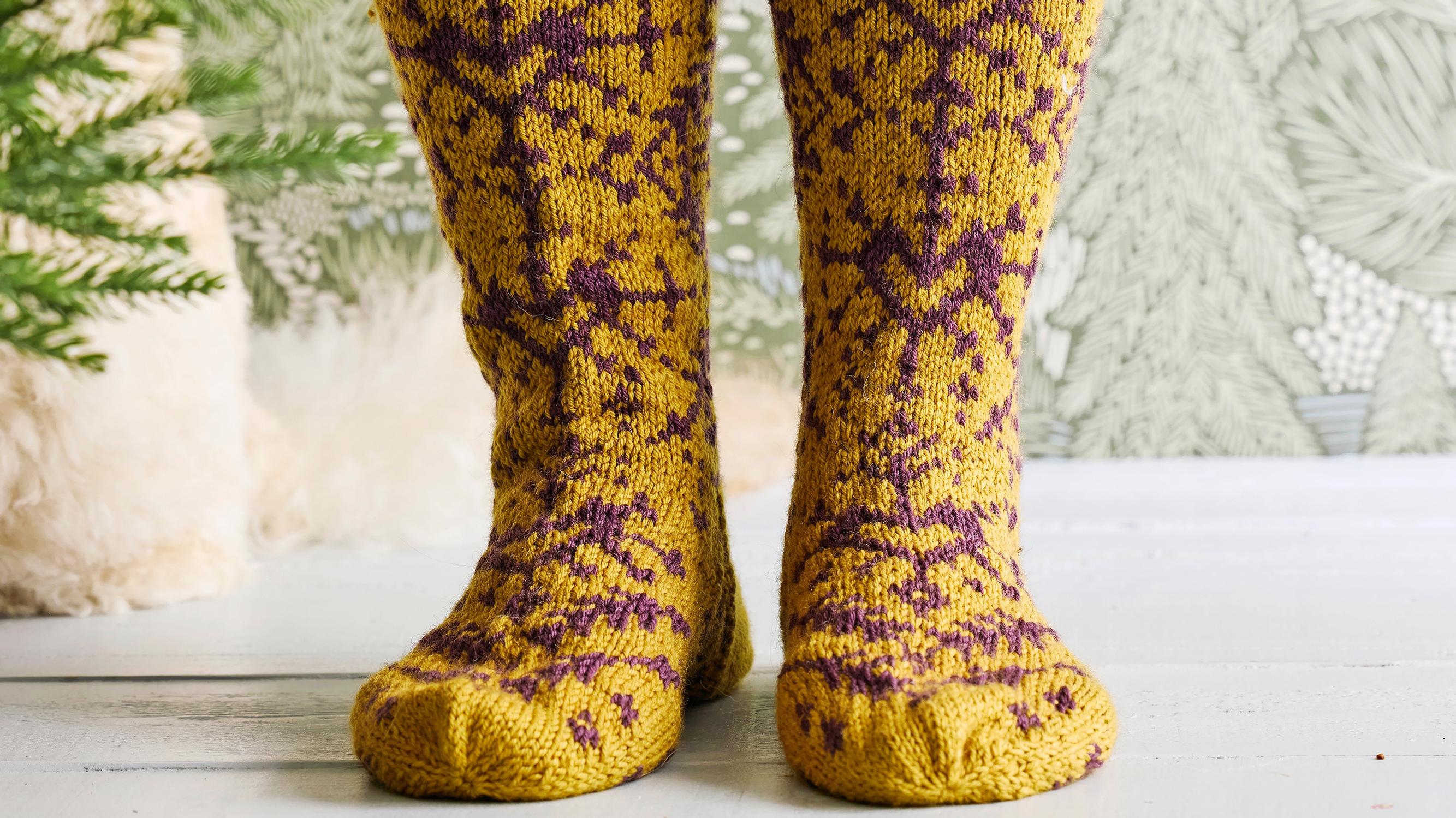 Kirjoneulesukat Kalevalan henkeen – pitkävartiset sukat lämmittävät sydäntalven pakkasissa