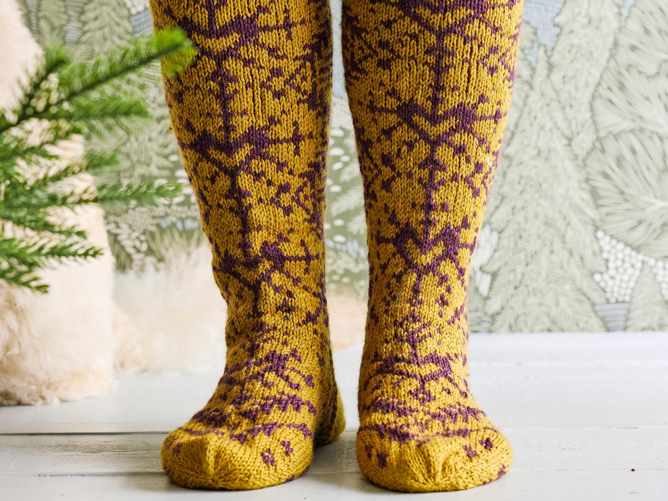 Kirjoneulesukat Kalevalan henkeen – pitkävartiset sukat lämmittävät sydäntalven pakkasissa