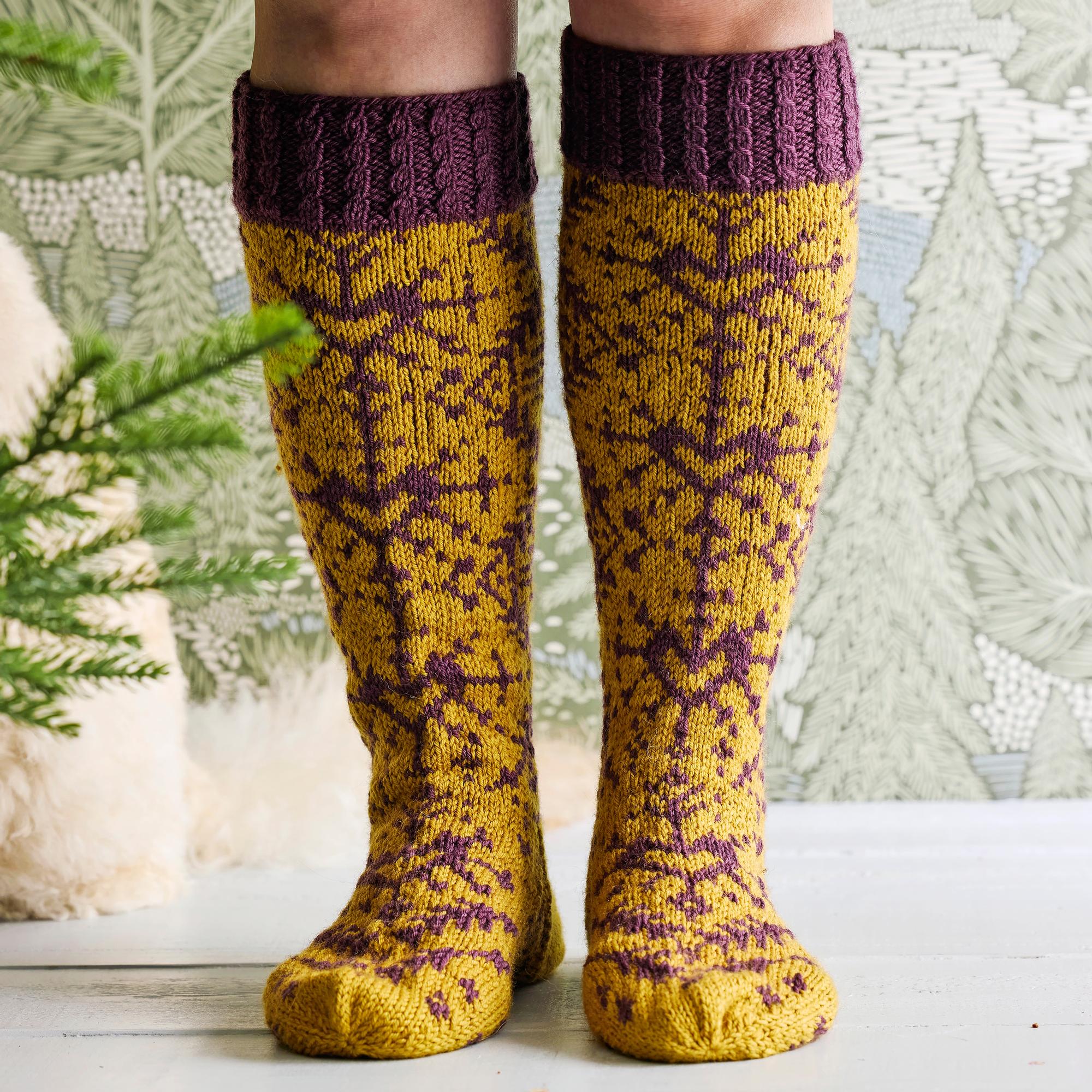 Kirjoneulesukat Kalevalan henkeen – pitkävartiset sukat lämmittävät sydäntalven pakkasissa