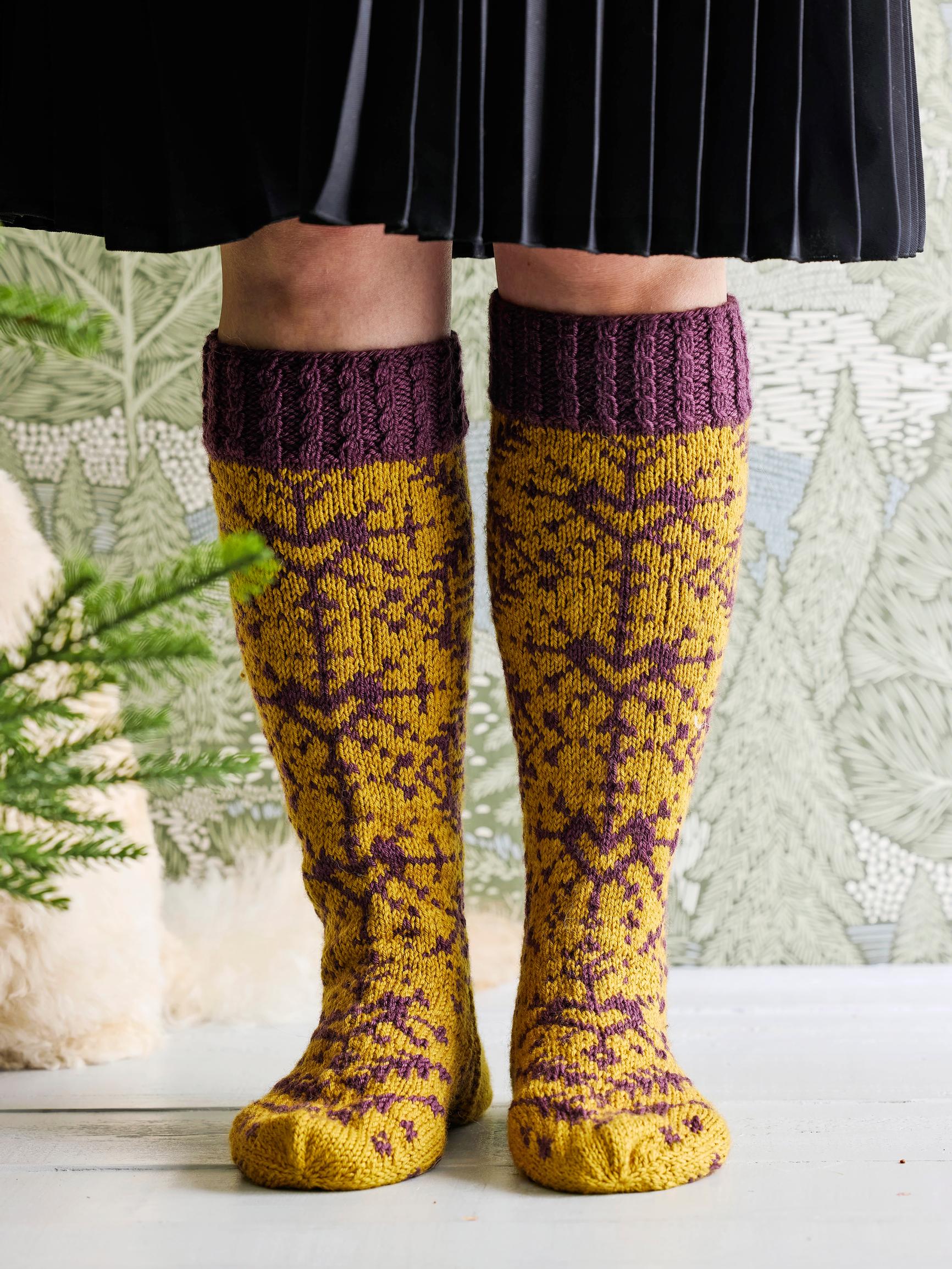 Kirjoneulesukat Kalevalan henkeen – pitkävartiset sukat lämmittävät sydäntalven pakkasissa