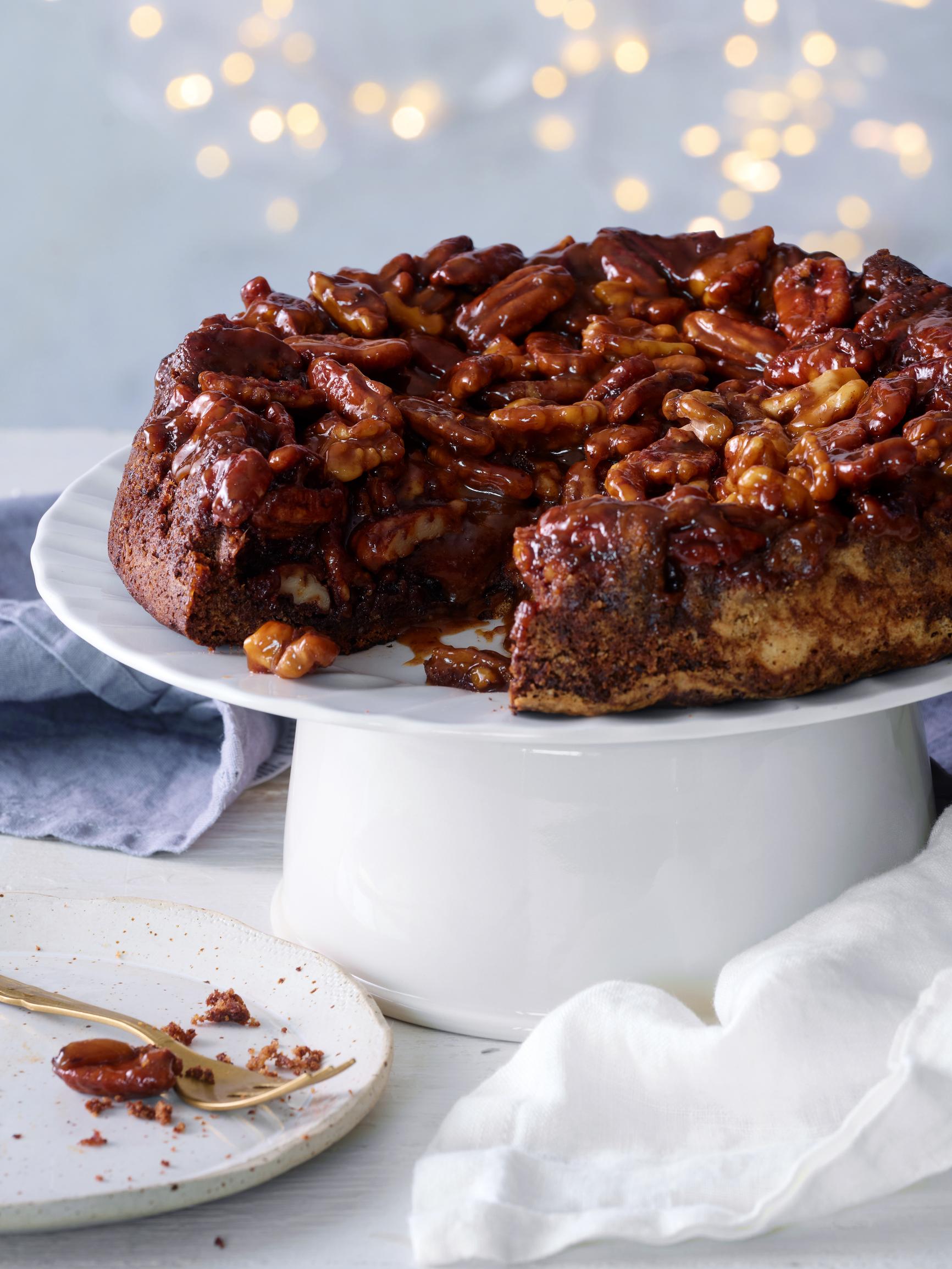 Taatelikeikauskakku – joulun klassikkokakku saa pinnalleen valloittavan pähkinätoscan