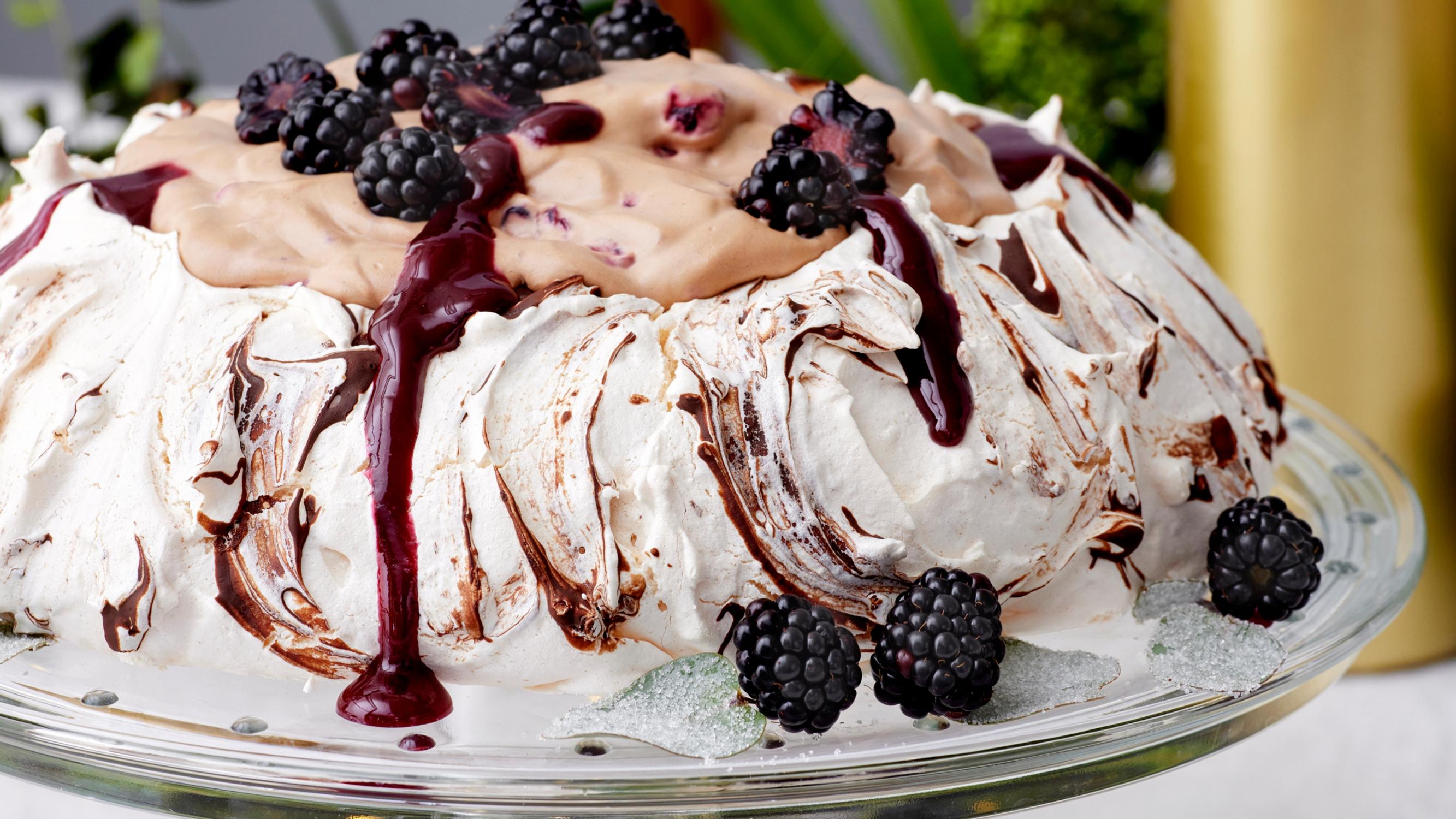 Suklaapavlova sulattaa sydämet täyteläisellä suklaamoussella ja tummien marjojen raikkaudella