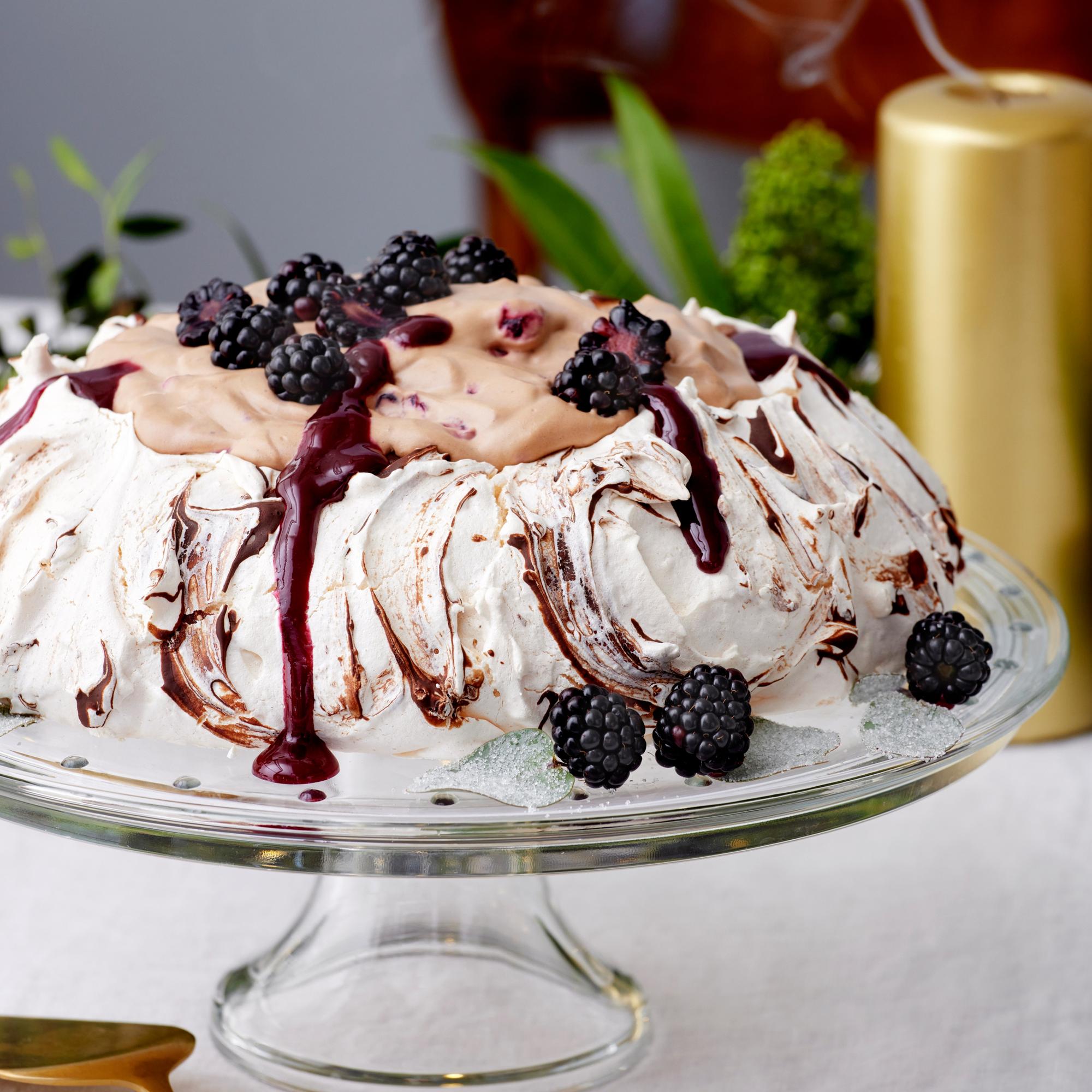 Suklaapavlova sulattaa sydämet täyteläisellä suklaamoussella ja tummien marjojen raikkaudella