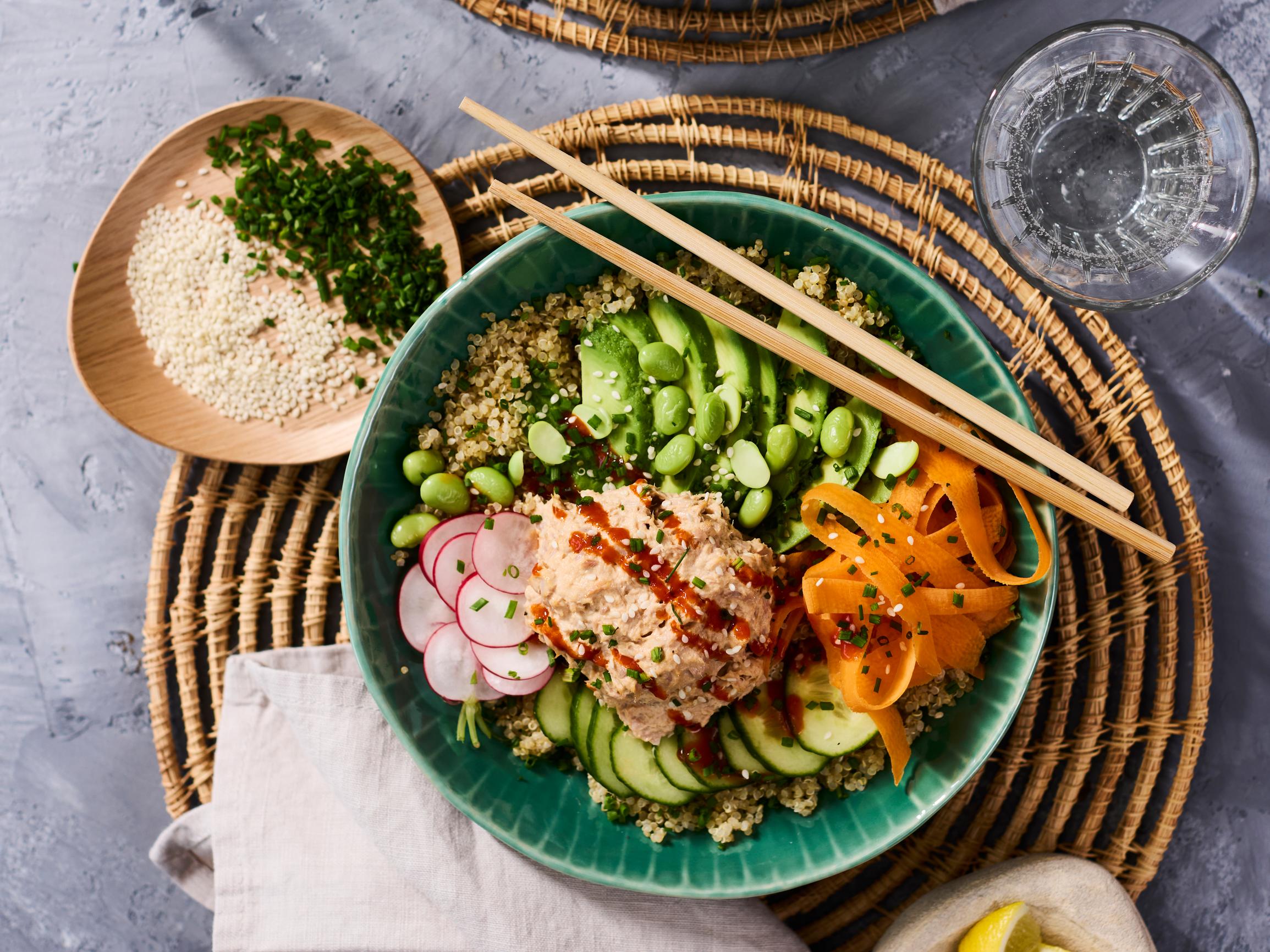 Spicy tuna bowl – värikäs kulho kvinoaa, tonnikalaa ja vihreää rapeutta