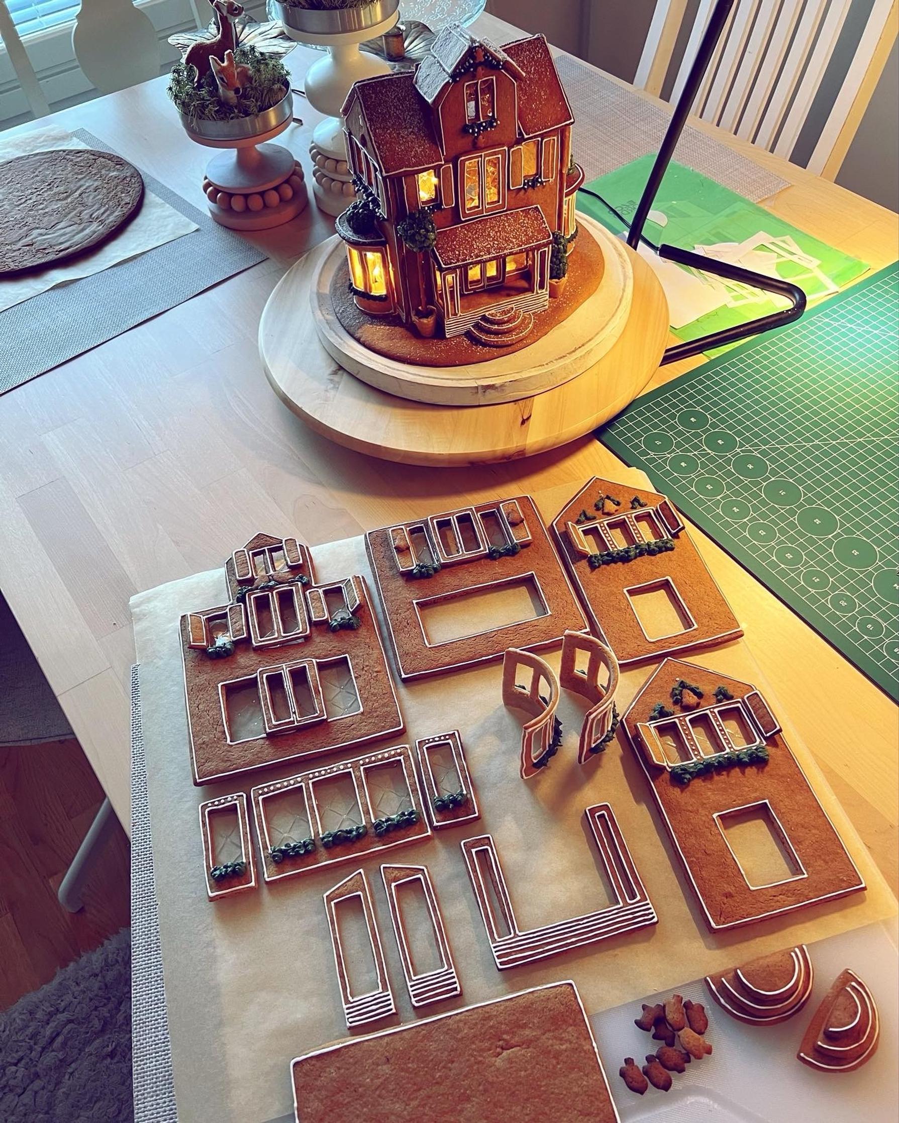 Piparkakkutalon osat koristellaan ennen talon kokoamista.