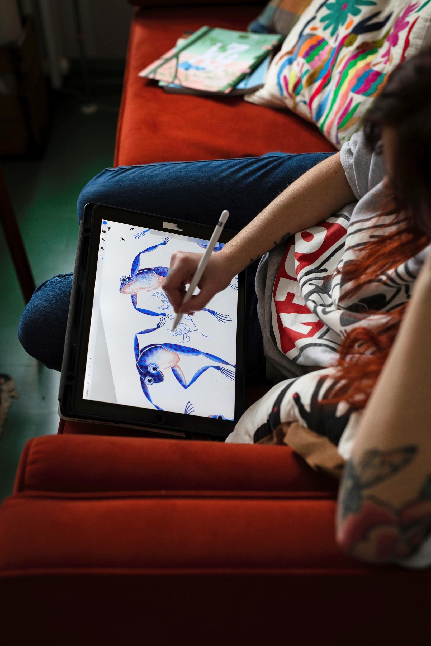 Jenna Kunnas työskentelee tabletilla ja kosketusnäyttökynällä.