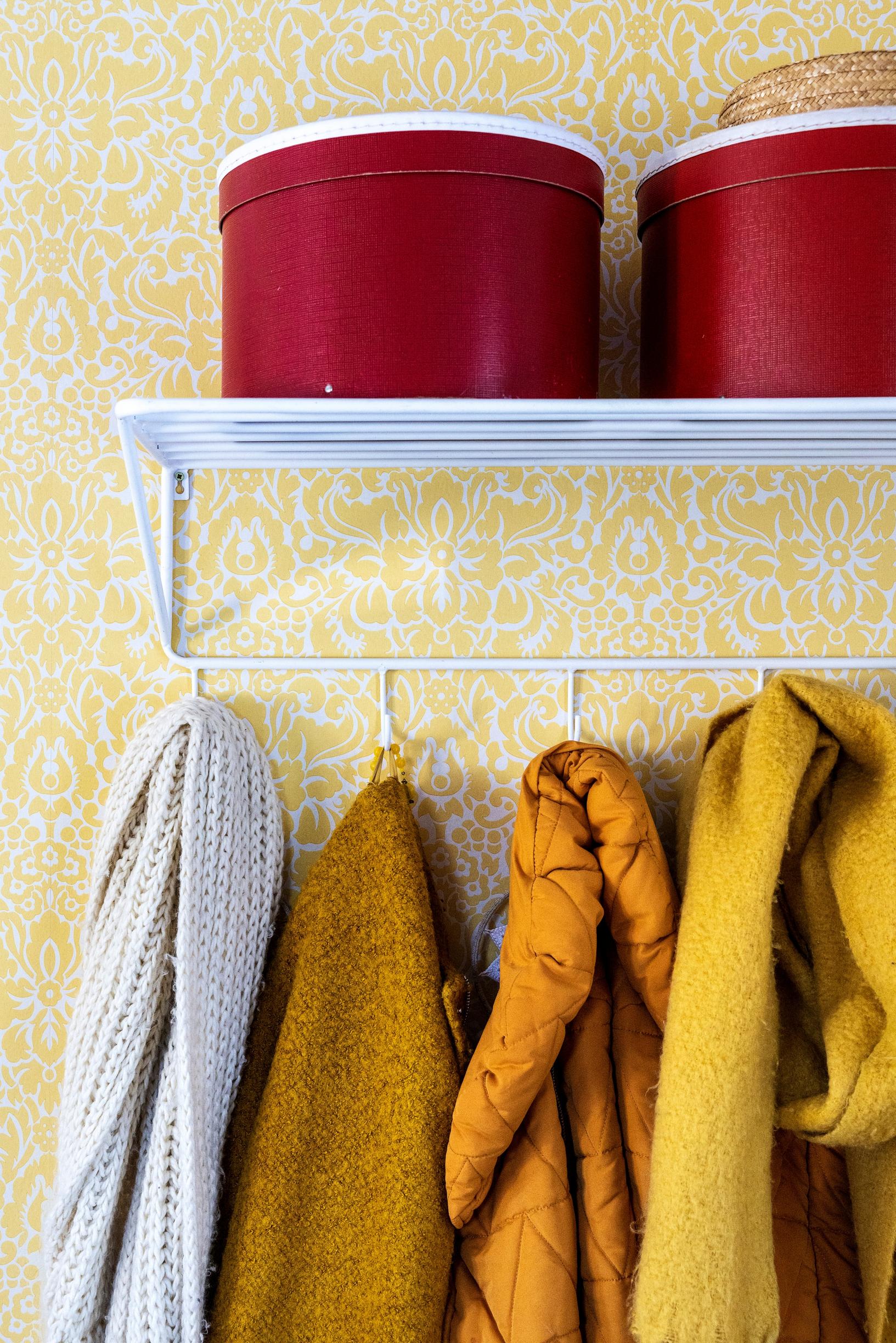 Keltainen tapetti ja retronaulakko.