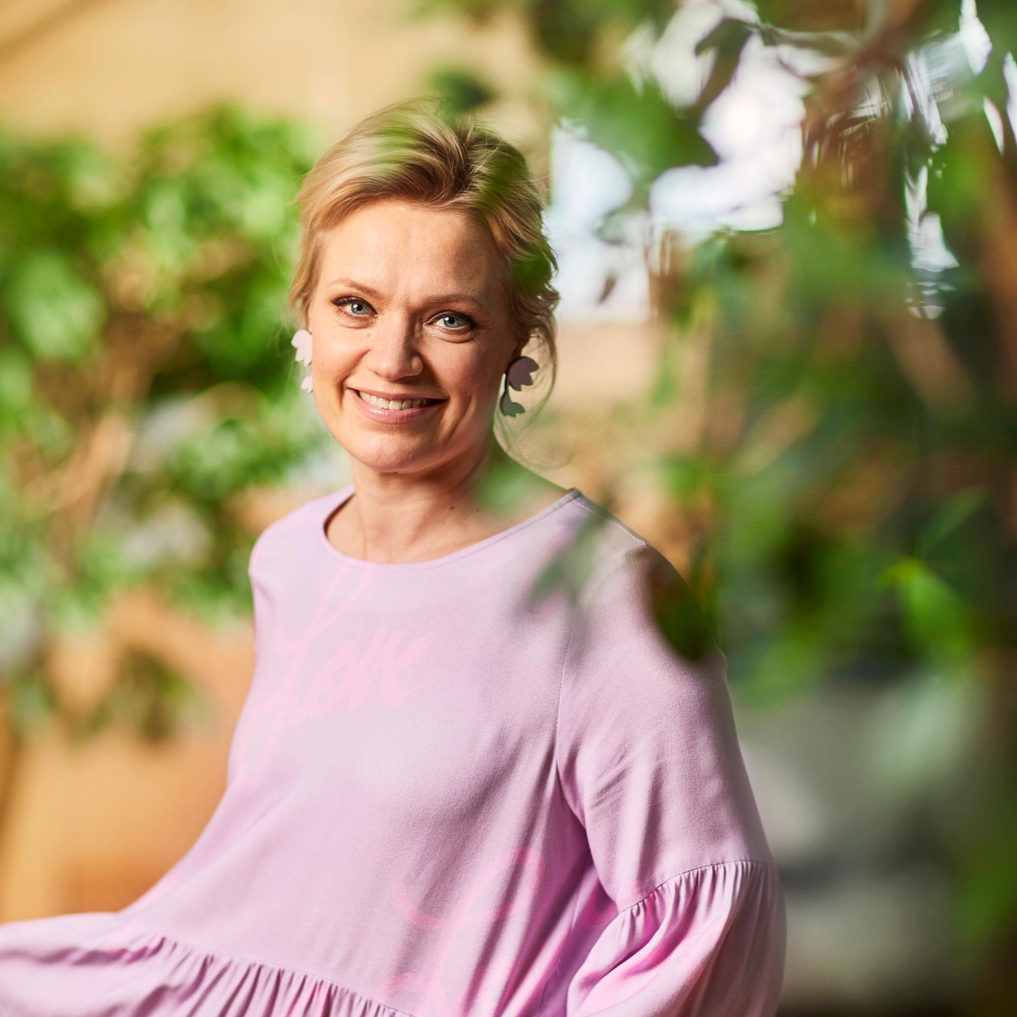 Maaret Kallio tietää, miksi mokat ihmissuhteissa ovat virheistä parhaita – ”Paljon laitetaan rahaa sellaiseen, millä ei ole mitään tekemistä onnen kanssa”