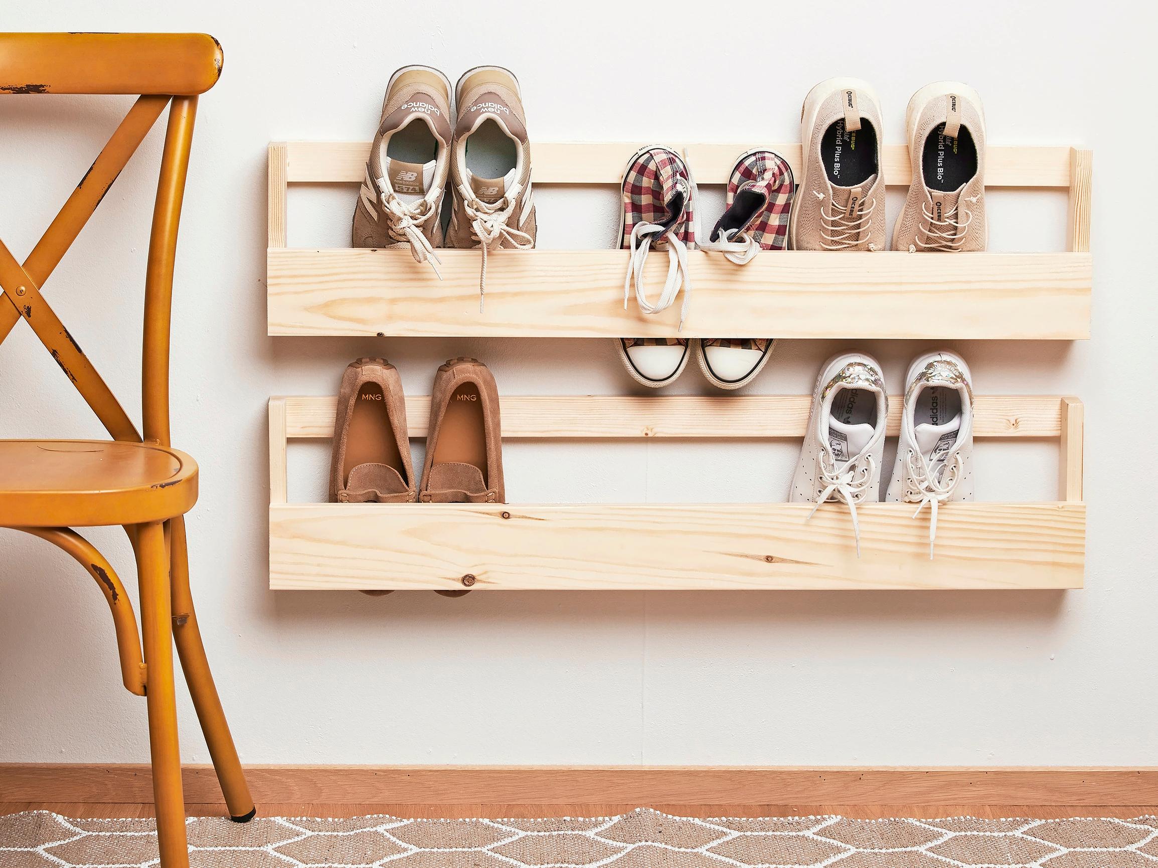 Helppo kenkäteline seinälle – pieneenkin eteiseen sopiva hylly nostaa kengät pois lattialta