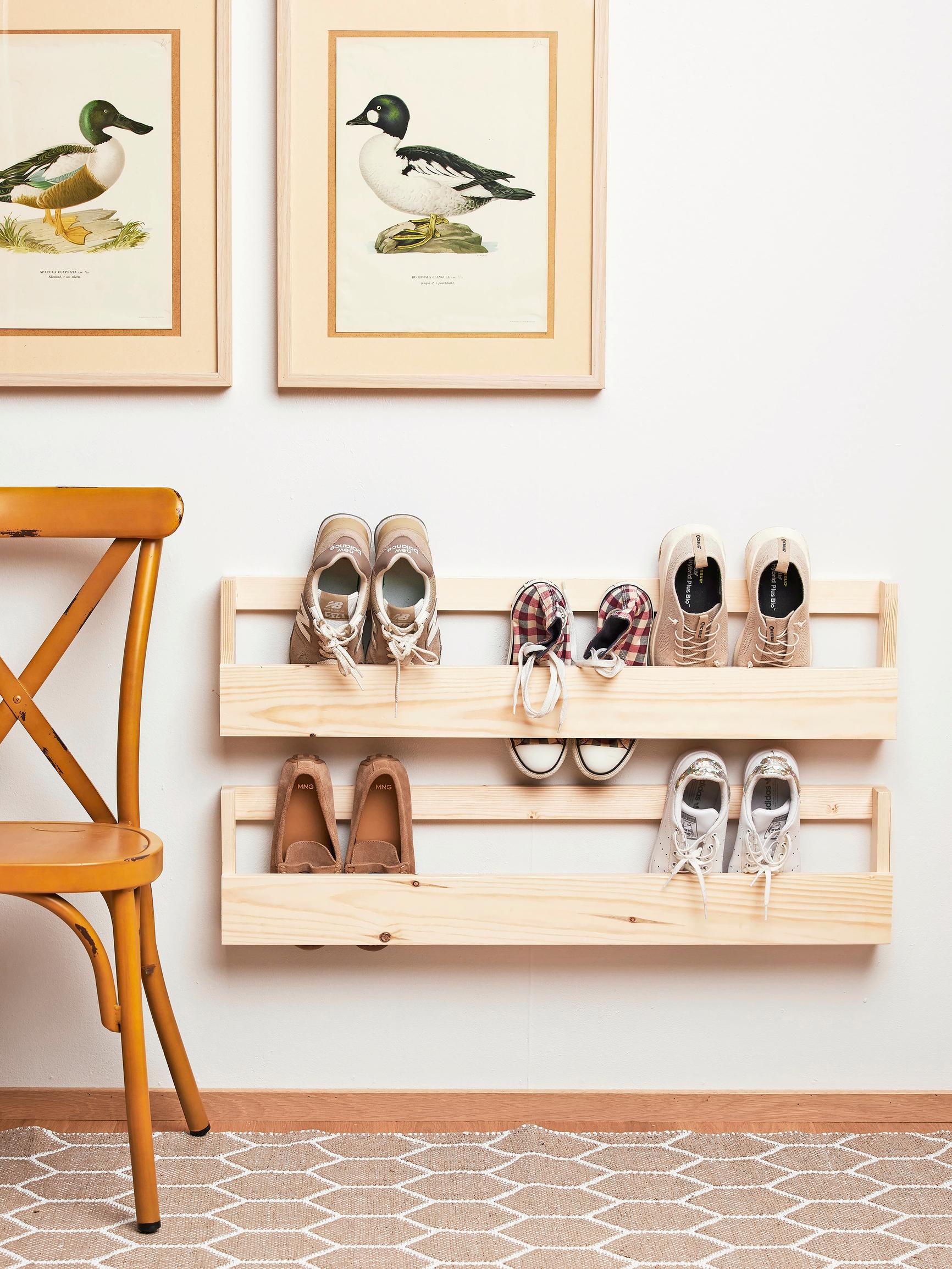 Helppo kenkäteline seinälle – pieneenkin eteiseen sopiva hylly nostaa kengät pois lattialta