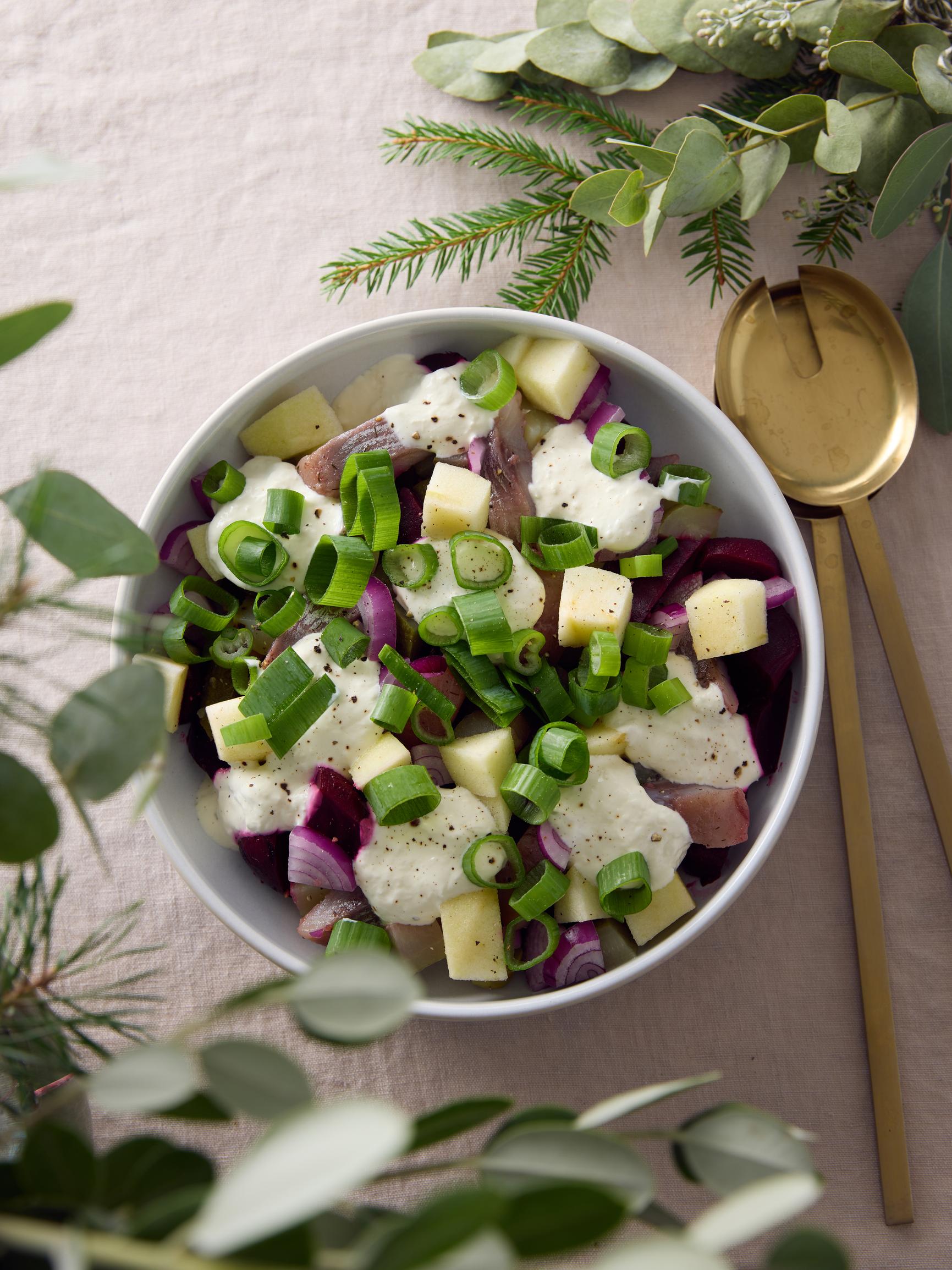 Sillisalaatti piparjuurikastikkeella – perinteisen kalaherkun raikkaampi versio