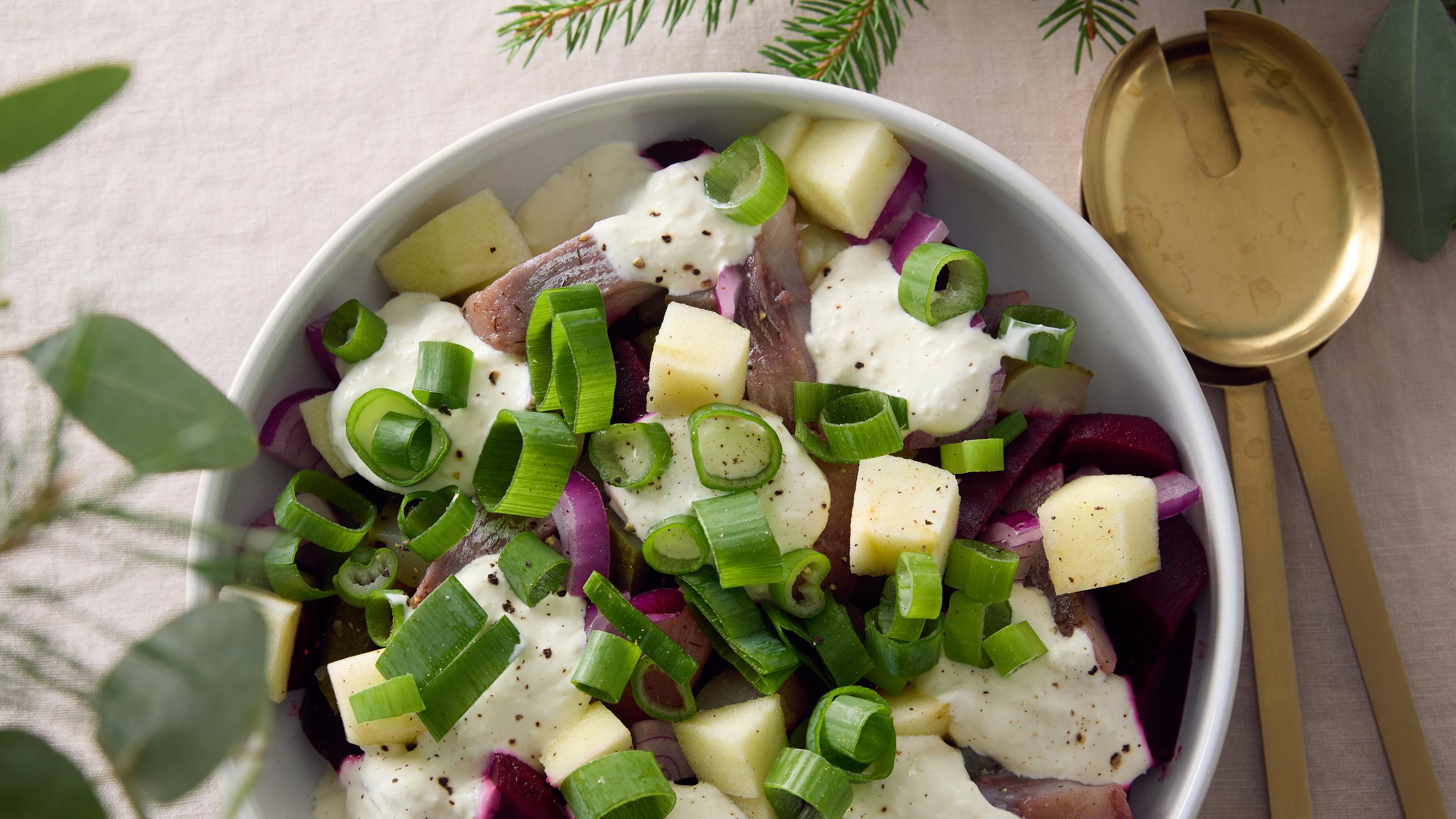 Sillisalaatti piparjuurikastikkeella – perinteisen kalaherkun raikkaampi versio