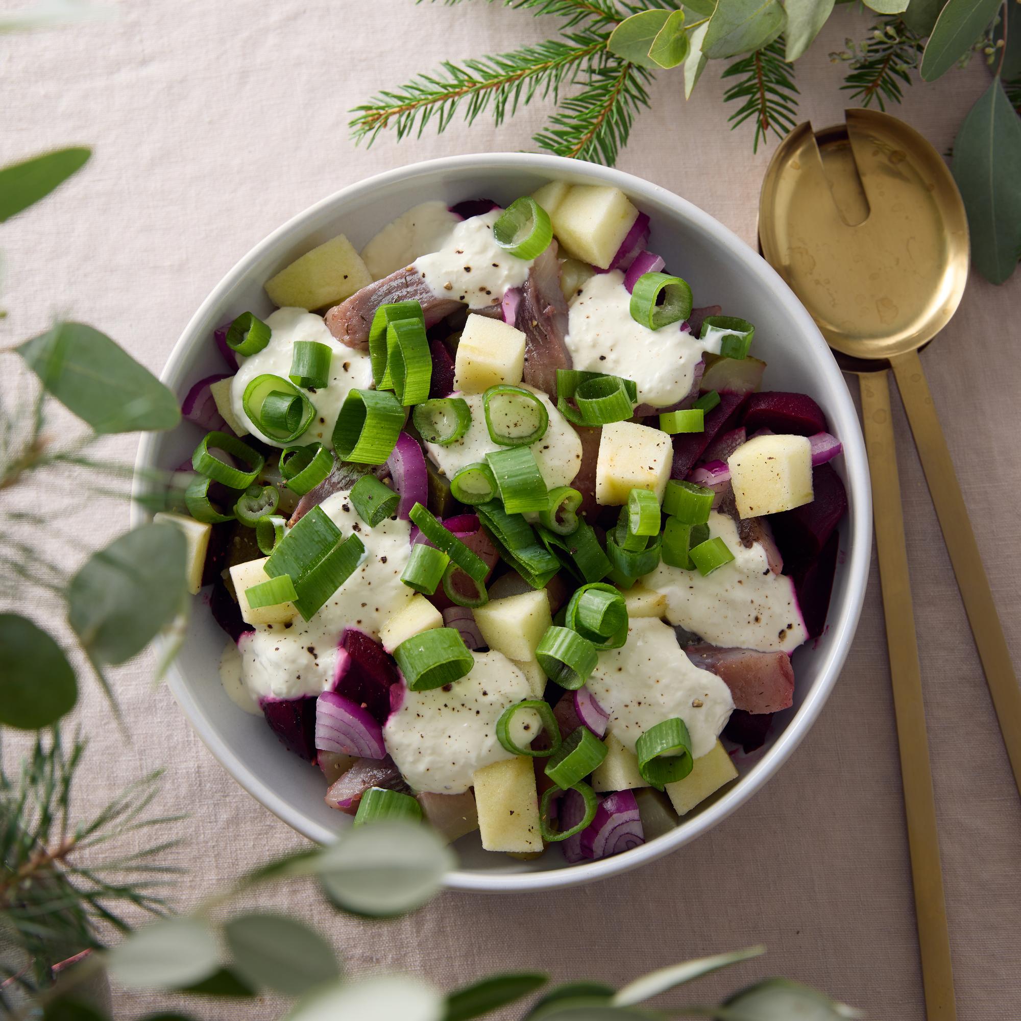 Sillisalaatti piparjuurikastikkeella – perinteisen kalaherkun raikkaampi versio