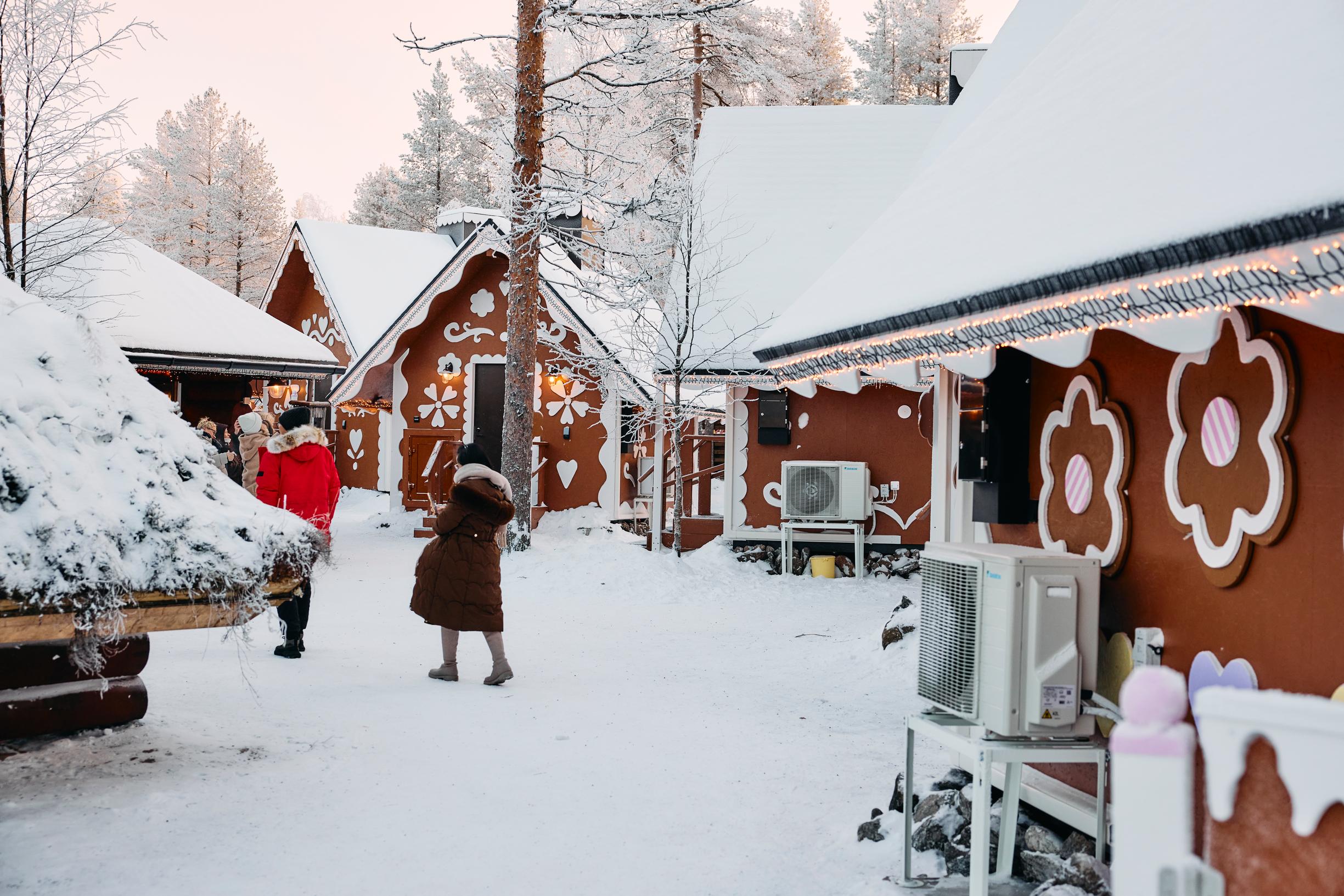 Joulupukin Pajakylä: Pipariinan piparimökkejä