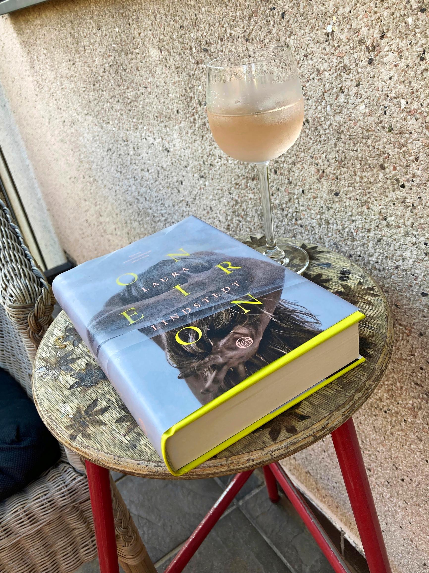 Kirja jakkaralla parvekkeella