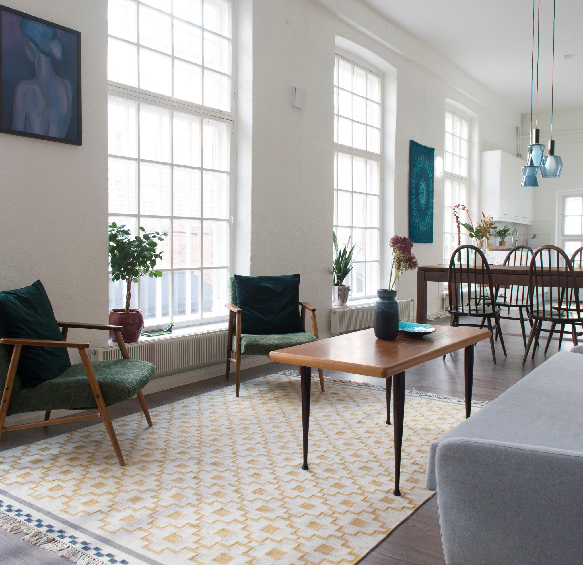 Loft-asunto Kellokosken ruukissa on valokuvaajaparin unelma – huonekorkeus viisi metriä, valtavat ikkunat ja tiiliseinien rosoa!