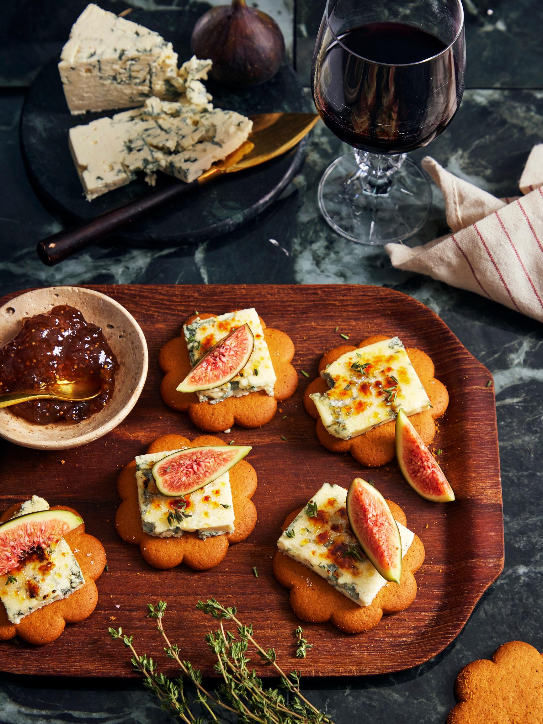 Pipari-sinihomejuustobrûlée – tuttu makupari mutta uusi tarjoilutapa!