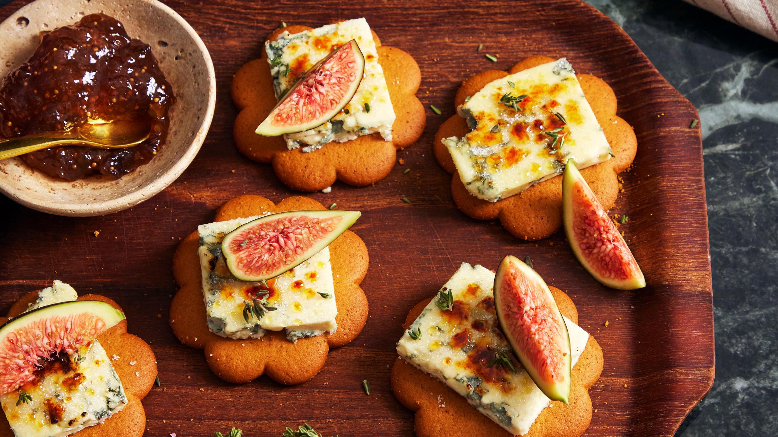 Pipari-sinihomejuustobrûlée – tuttu makupari mutta uusi tarjoilutapa!