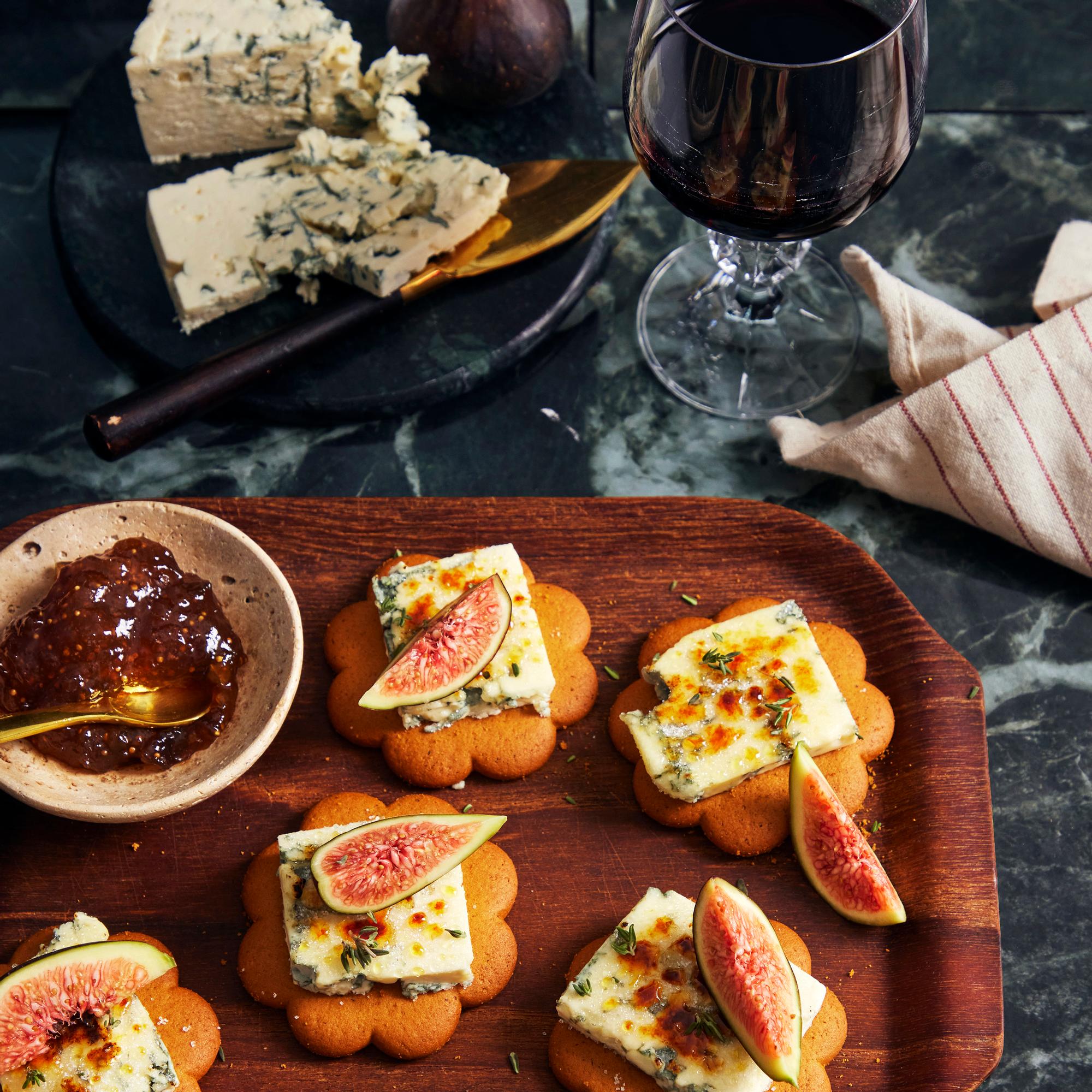 Pipari-sinihomejuustobrûlée – tuttu makupari mutta uusi tarjoilutapa!