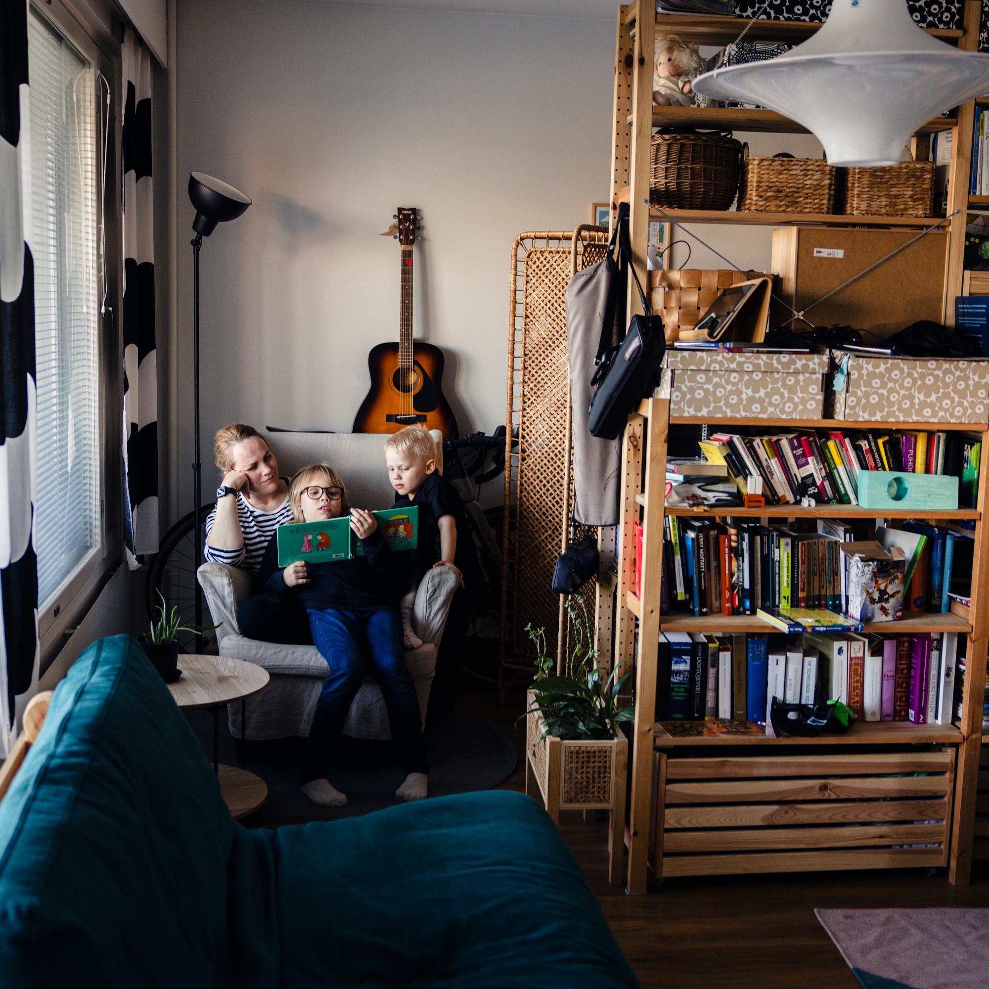 Kuusi henkeä, 76,5 neliötä – niukoissa neliöissä asuminen onnistuu, kun tavarat ja tilat ovat monikäyttöisiä