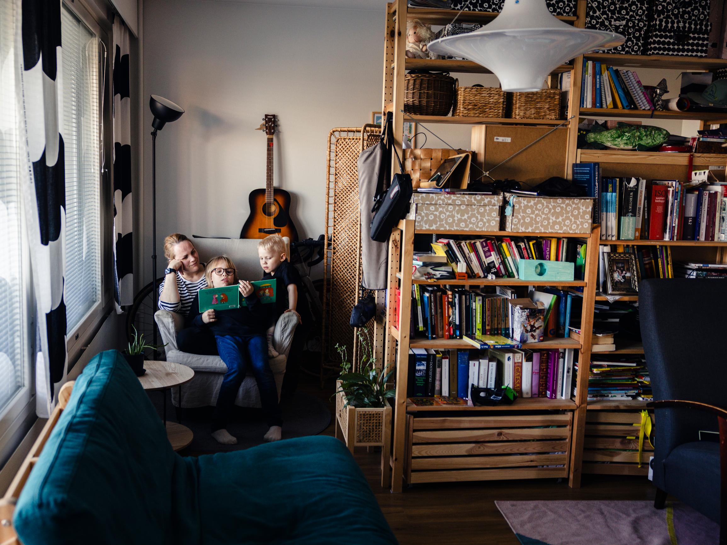 Kuusi henkeä, 76,5 neliötä – niukoissa neliöissä asuminen onnistuu, kun tavarat ja tilat ovat monikäyttöisiä