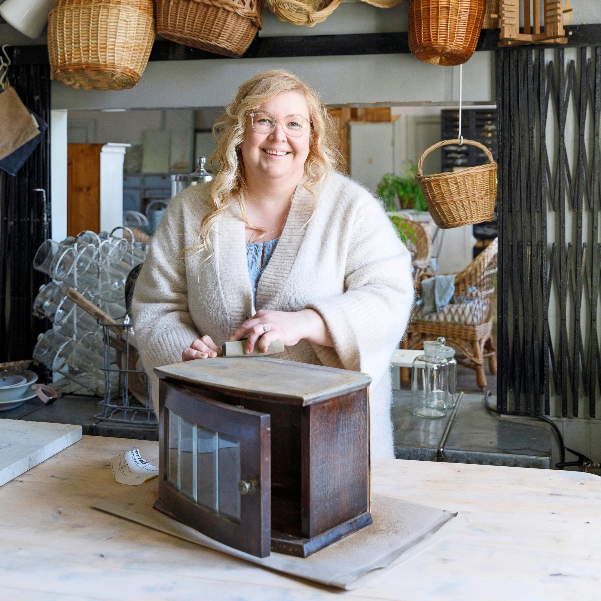 Katja Rinkinen muutti Parolan asemalle ilman kokemusta vanhoista taloista: ”Uusi menetti viehätyksensä, kun aloin tuunata vanhoja esineitä”