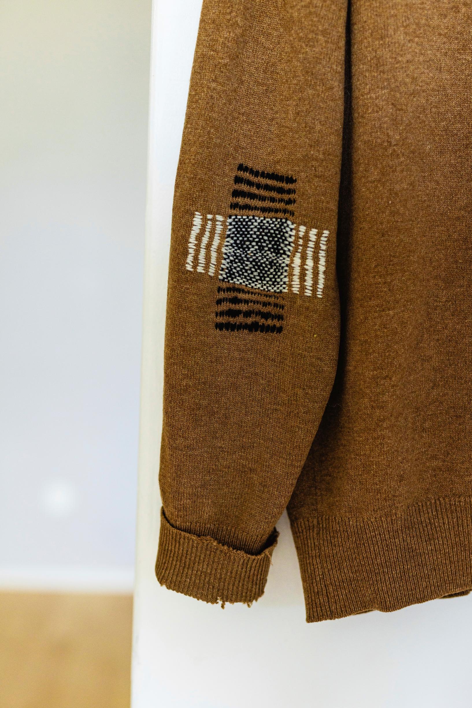 Parsittu villatakin kyynärpään kohta.